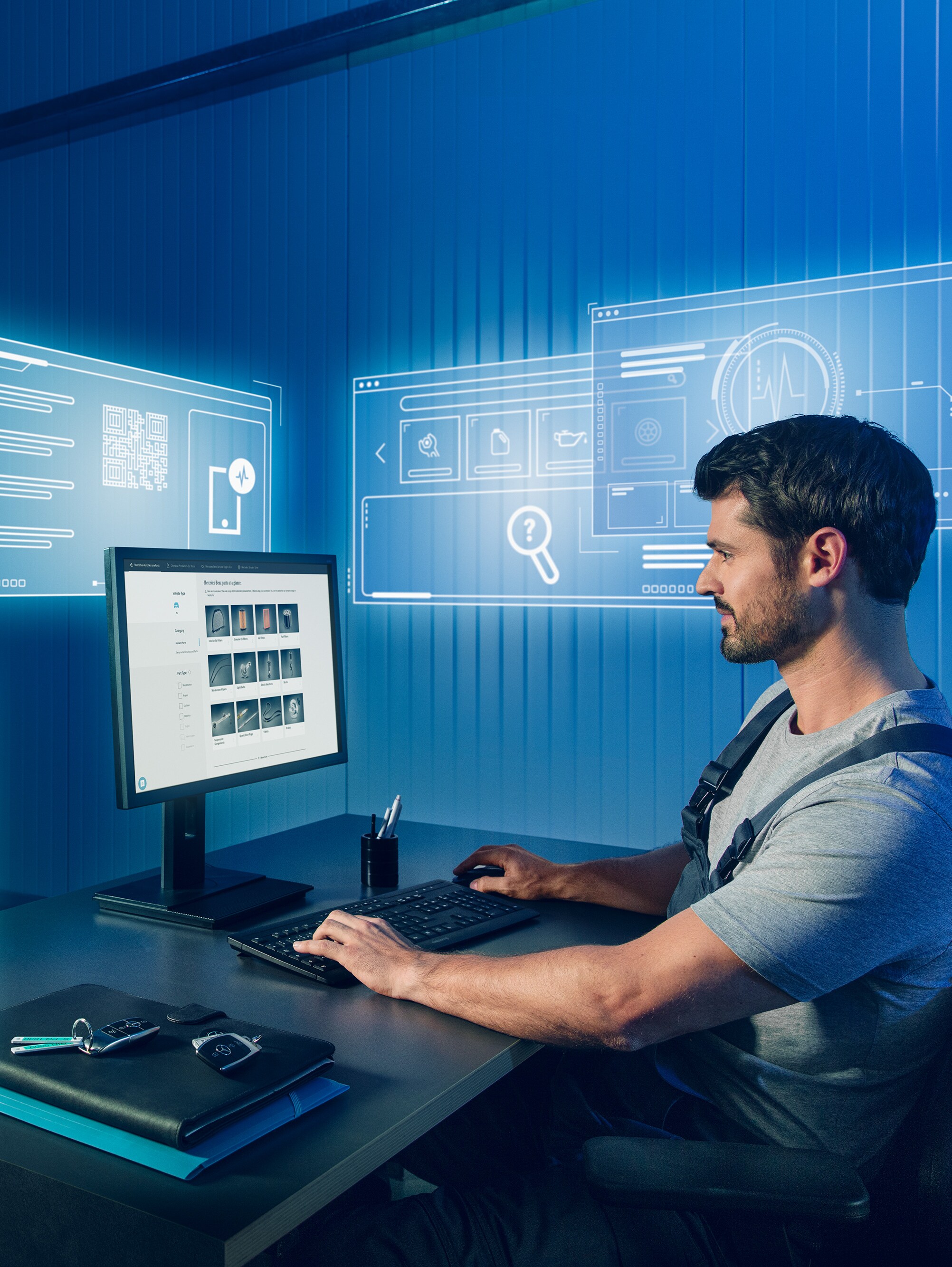 Mekanikeren søger efter Mercedes-Benz originaldele i Mercedes' reservedelskatalog.