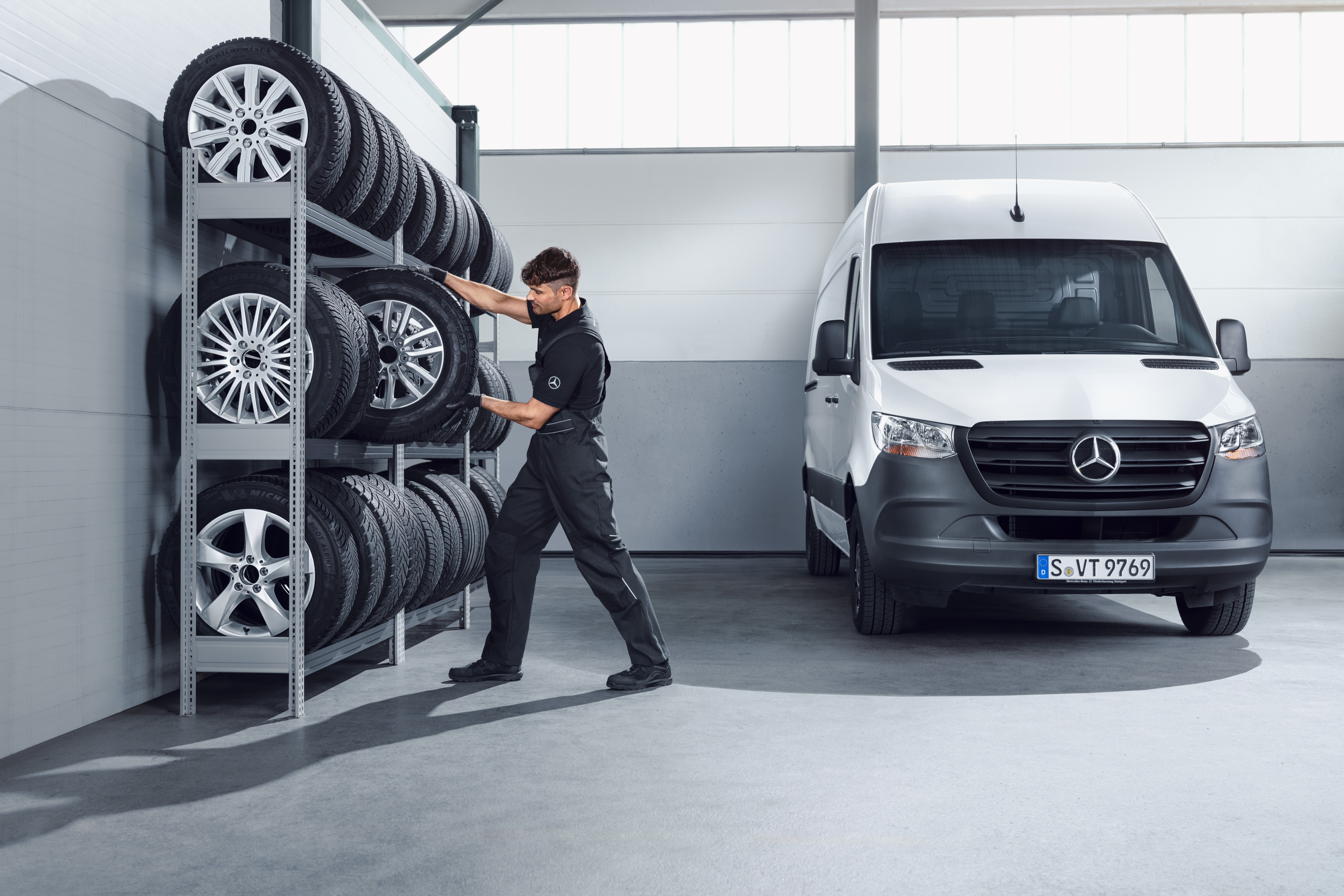 Mercedes-Benz | Originaldele til varebiler Mekaniker vælger Mercedes-Benz komplette vinterhjul fra hylden på værkstedet.