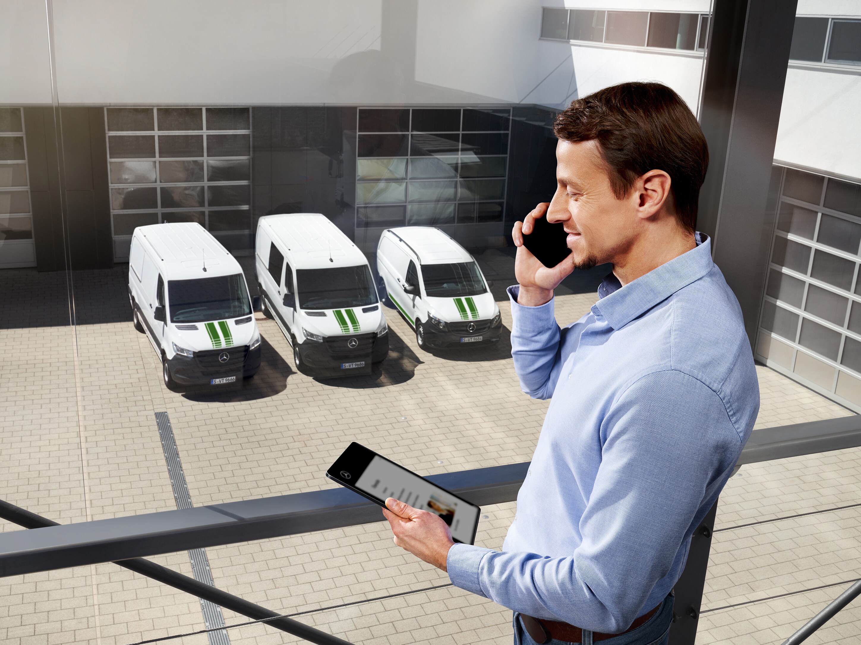 Mercedes-Benz medarbejder taler i telefon på sit kontor.