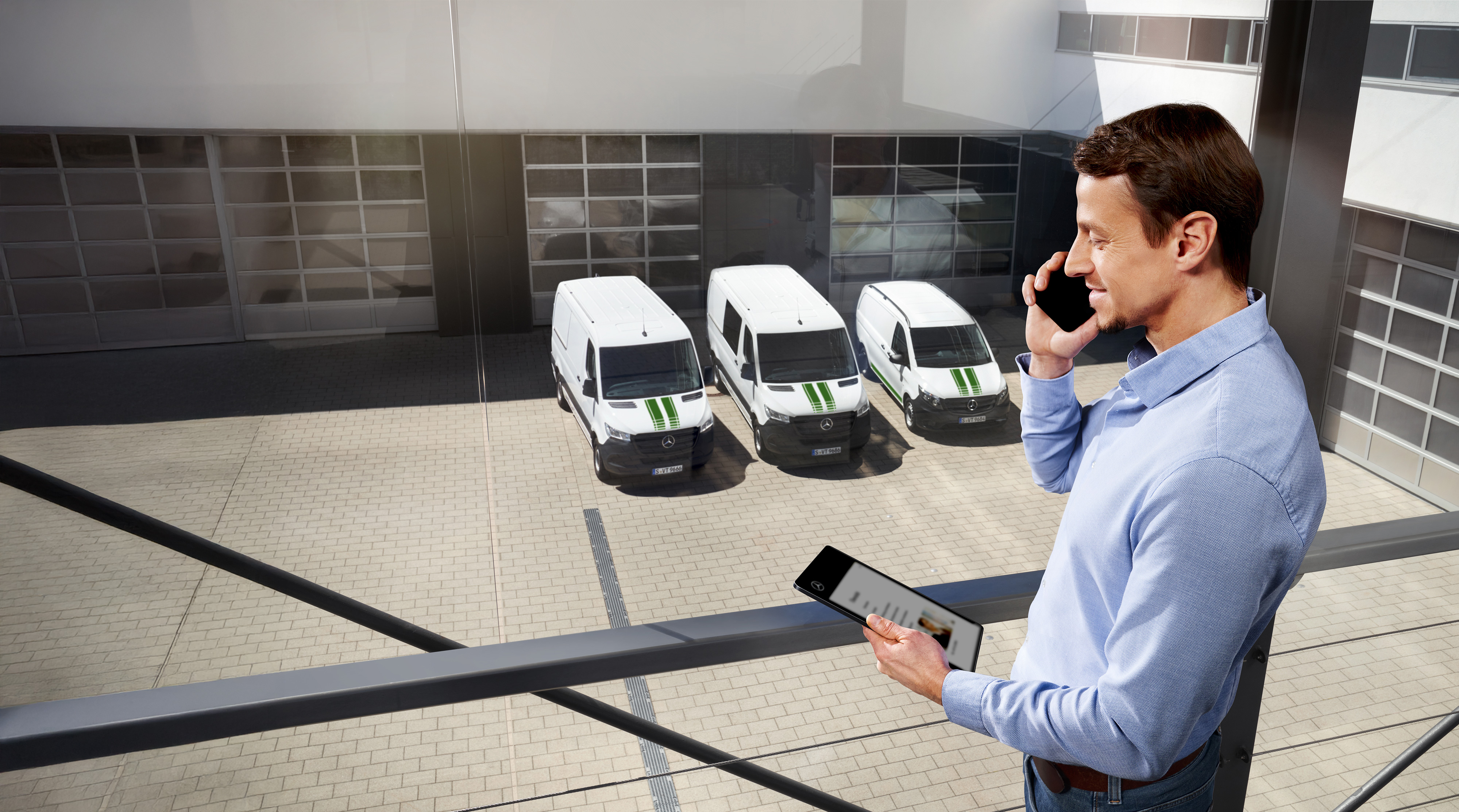 Mercedes-Benz | Varebiler kvalitetsoversigt Mercedes-Benz medarbejder taler i telefon på sit kontor.