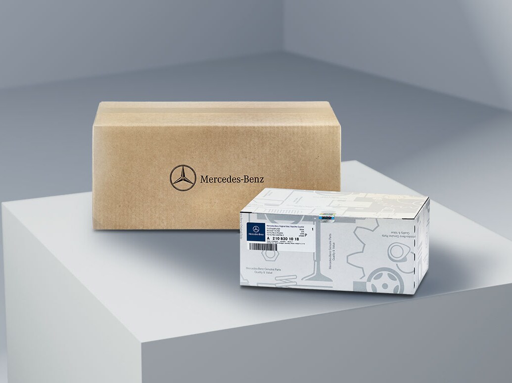 To pakker med Mercedes-Benz logo, der symboliserer Mercedes-Benz originaldele.