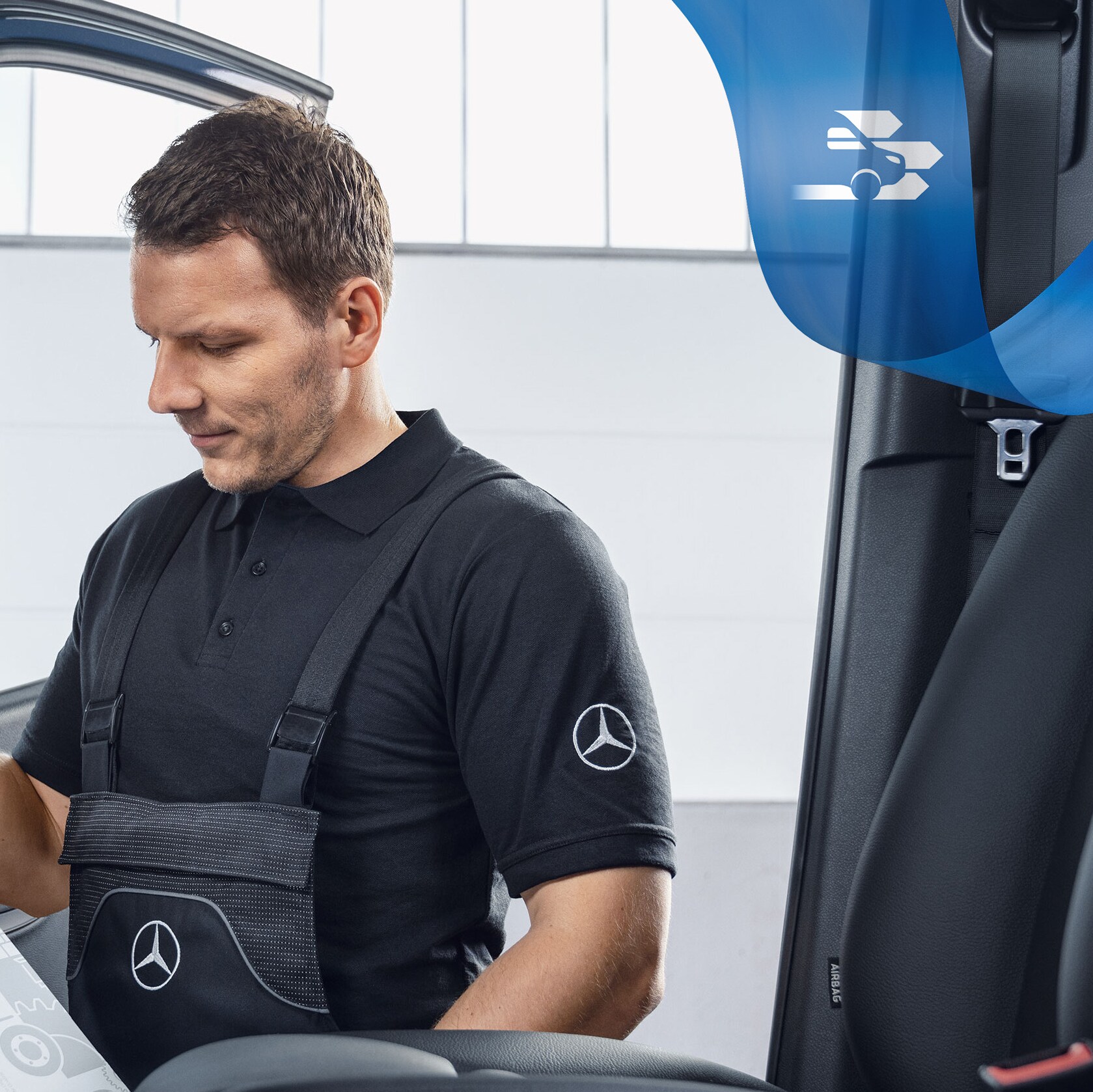 Mekaniker tjekker Mercedes-Benz originaldele inde i varebilen.