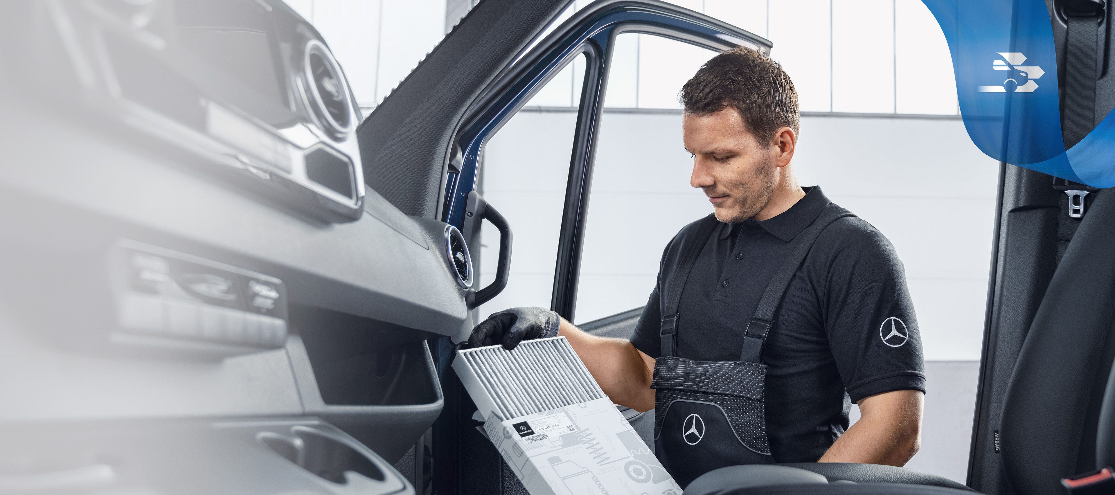 Mercedes-Benz | Originaldele til varebiler Mekaniker tjekker Mercedes-Benz originaldele inde i varebilen.