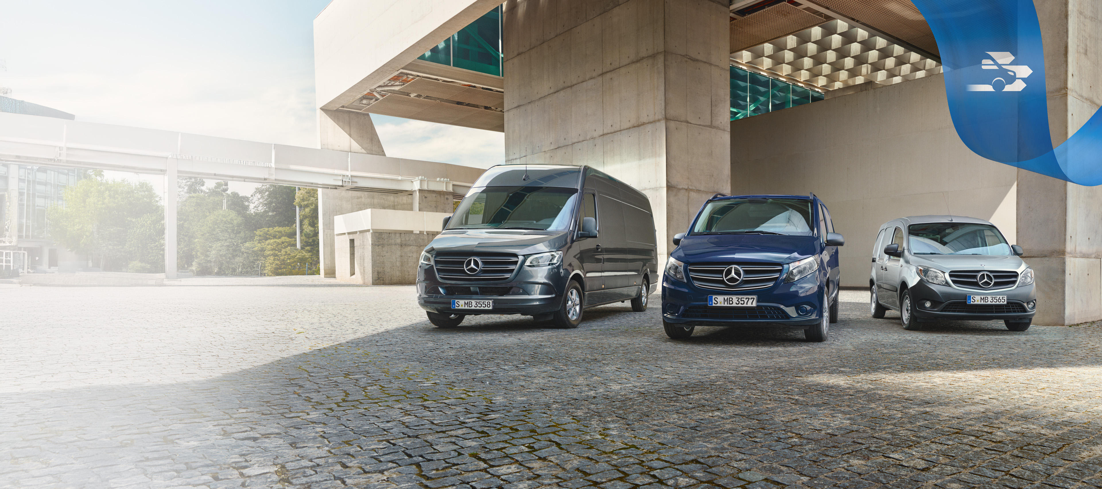 Mercedes-Benz | Garanti til varebiler Tre Mercedes-Benz varebiler parkeret side om side.