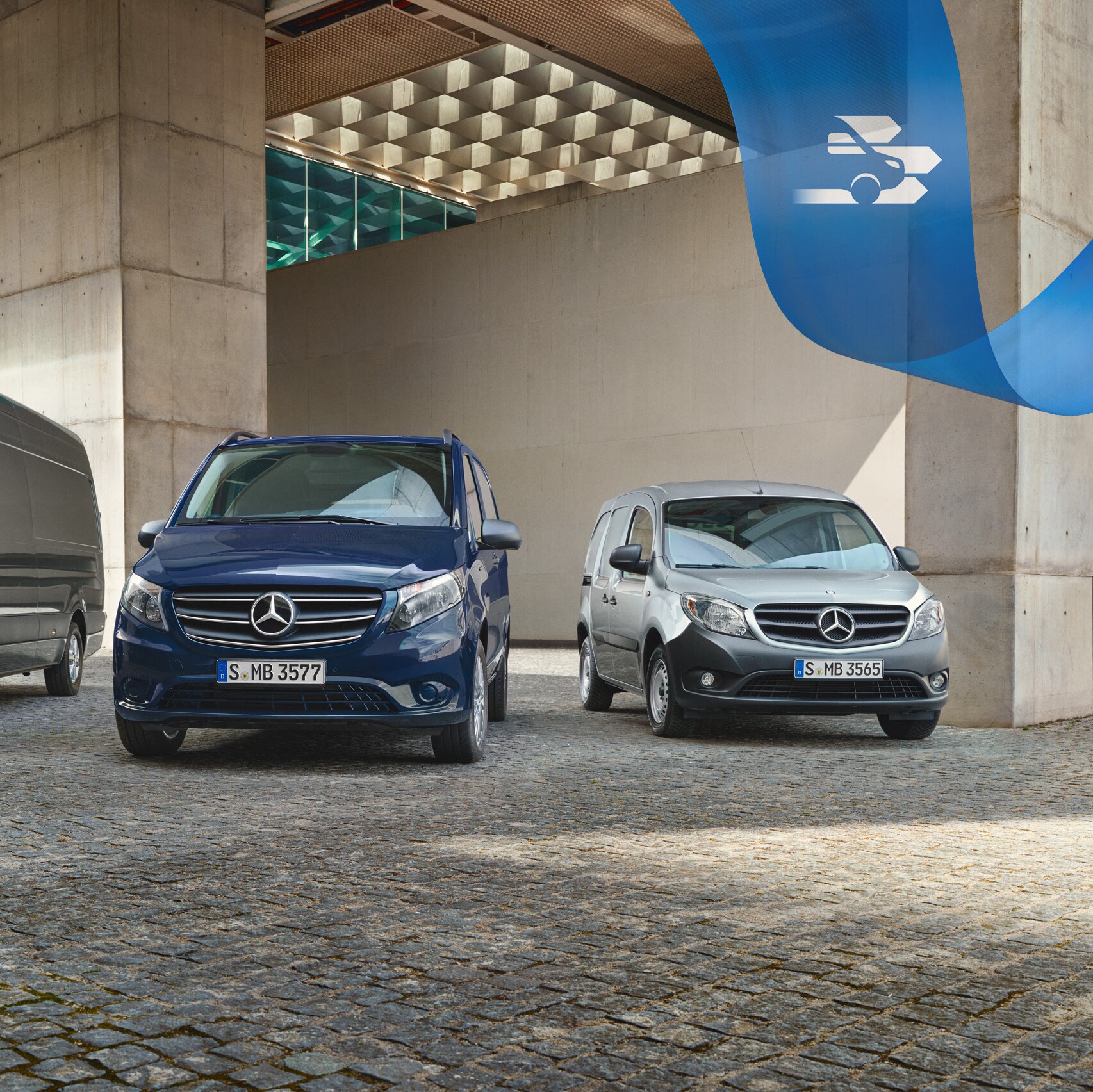 Tre Mercedes-Benz varebiler parkeret side om side.
