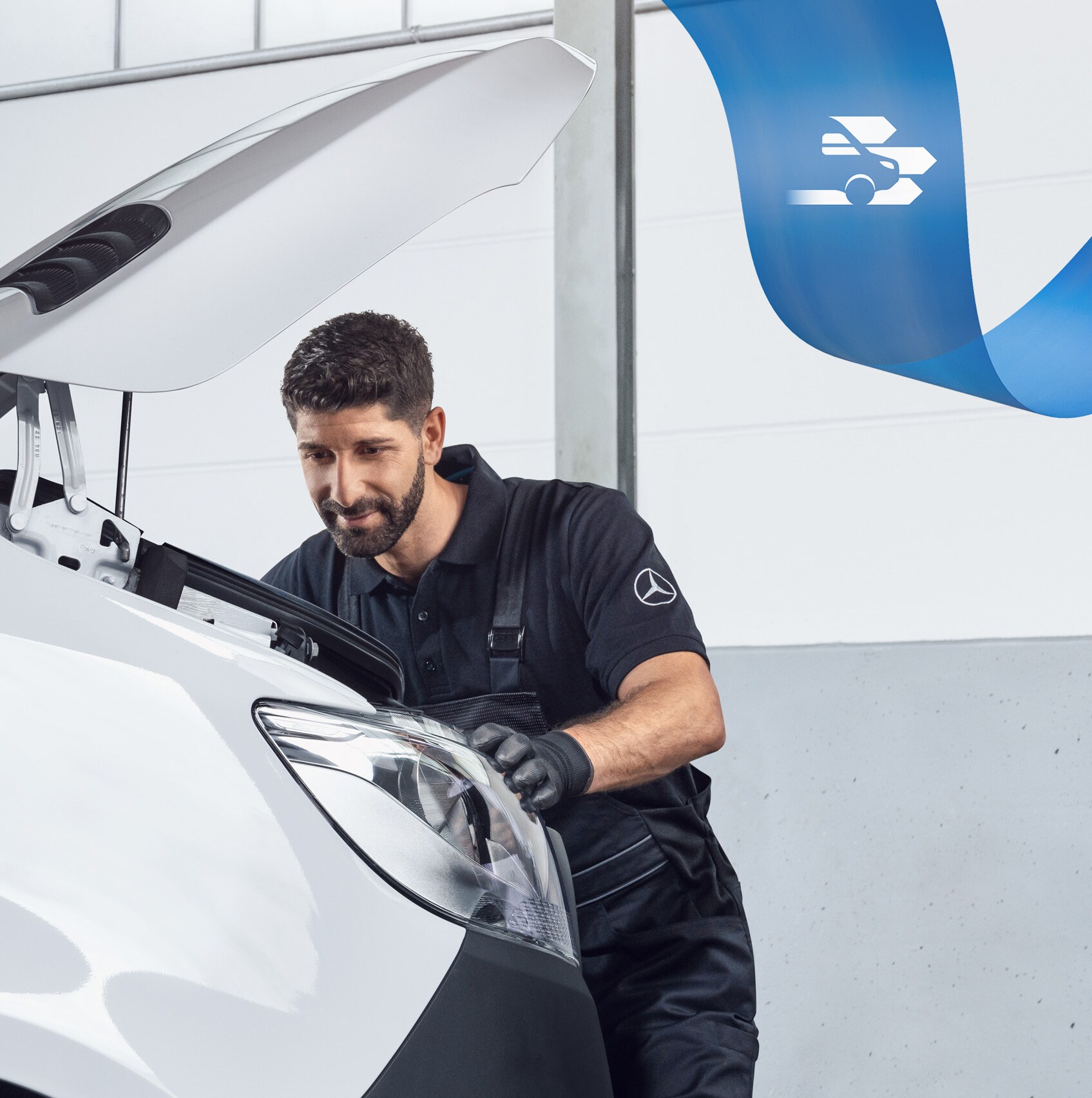 Mercedes-Benz specialist arbejder på en varebil med specialværktøj.