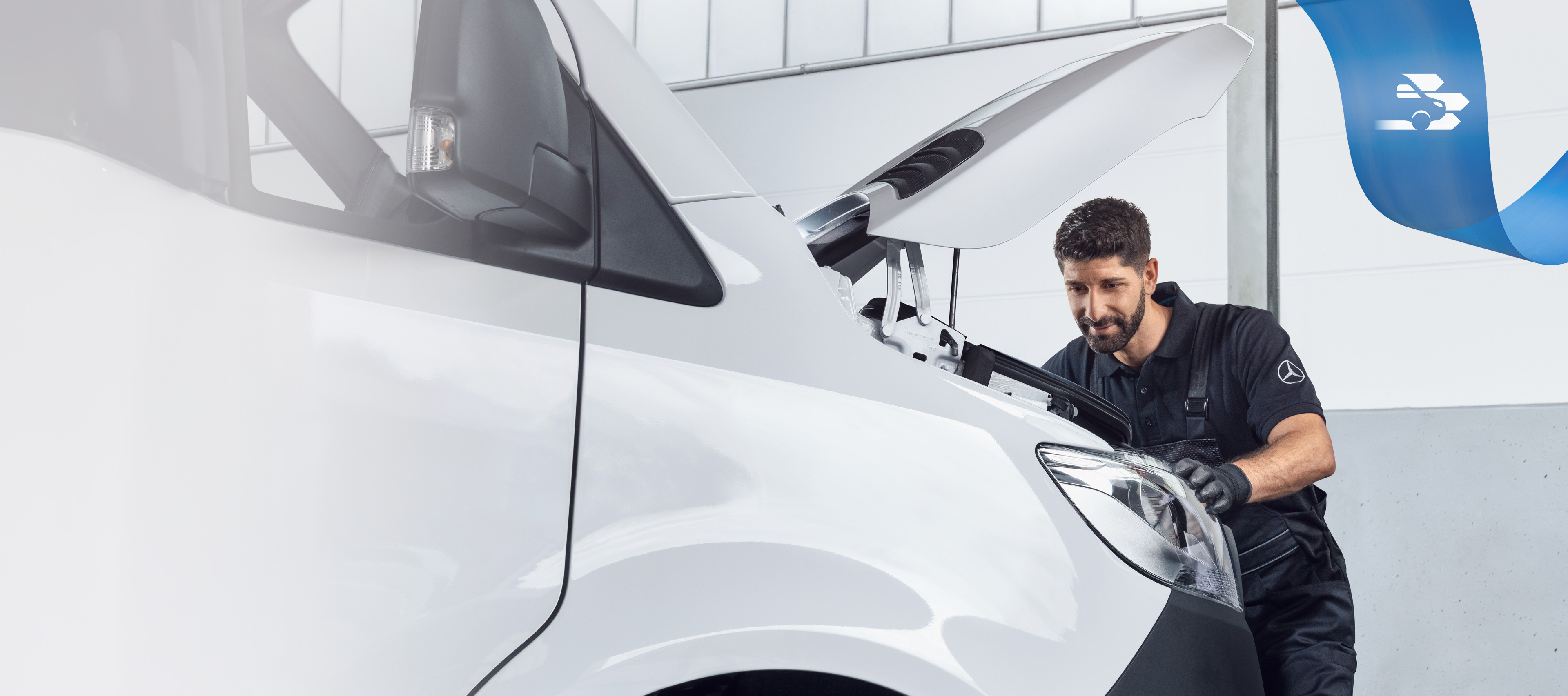 Mercedes-Benz | Varebiler kvalitetsdesign Mercedes-Benz specialist arbejder på en varebil med specialværktøj.