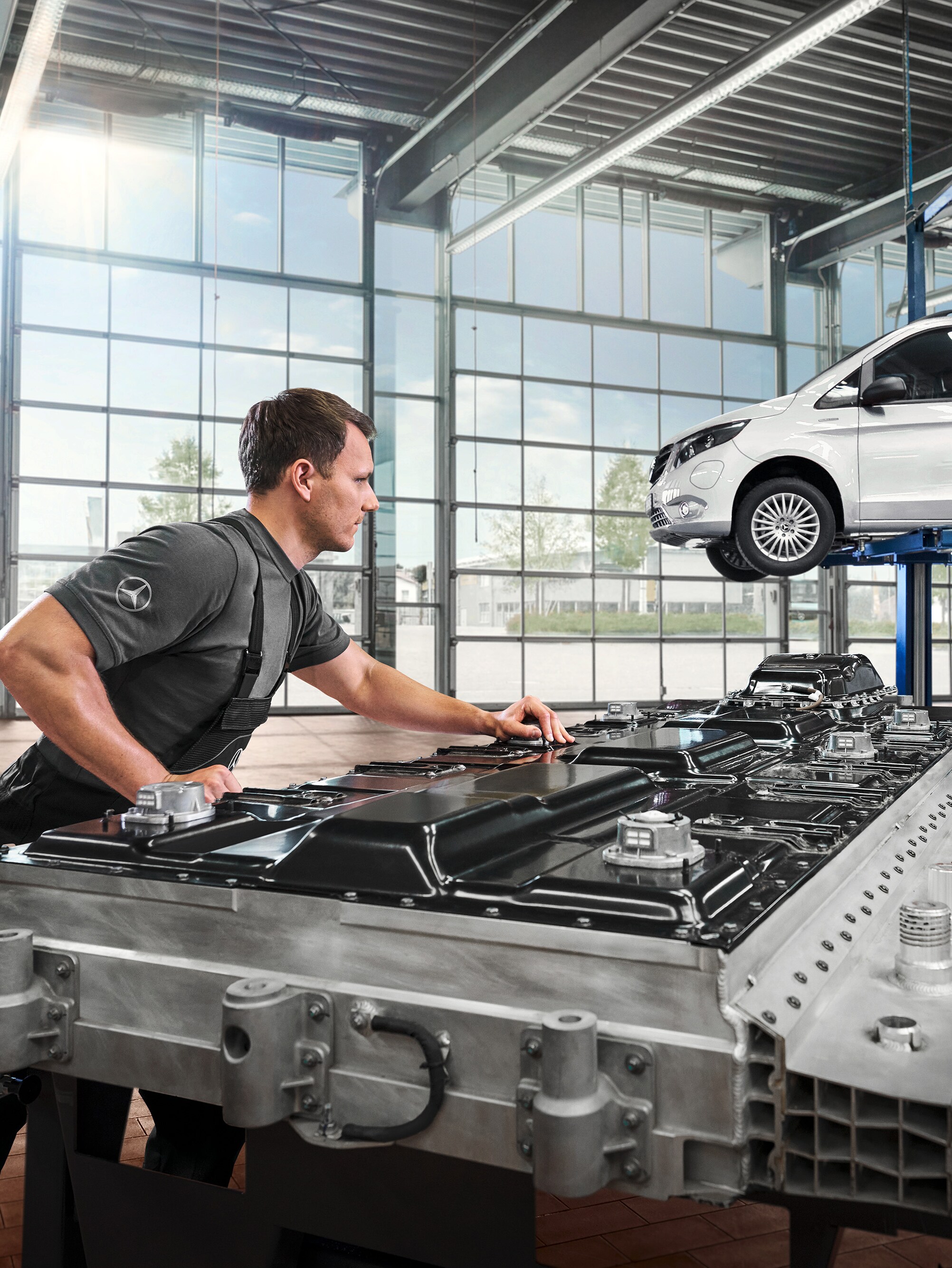 En Mercedes-Benz tekniker tjekker batterimoduler på værkstedet.