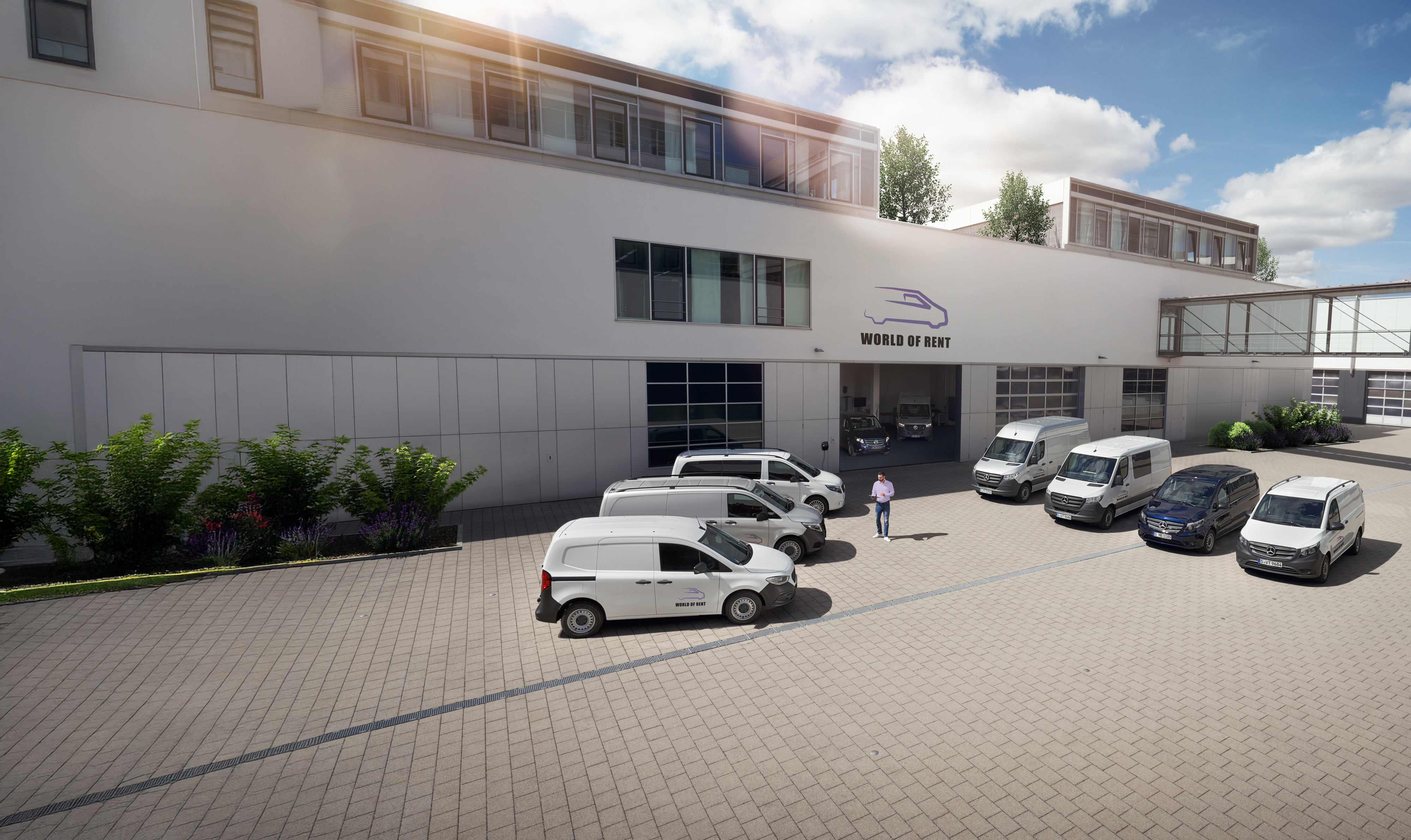 Mercedes-Benz | Flådetjenester til varebiler | Rådgivning En flåde af Mercedes-Benz køretøjer foran en virksomhedsejendom.