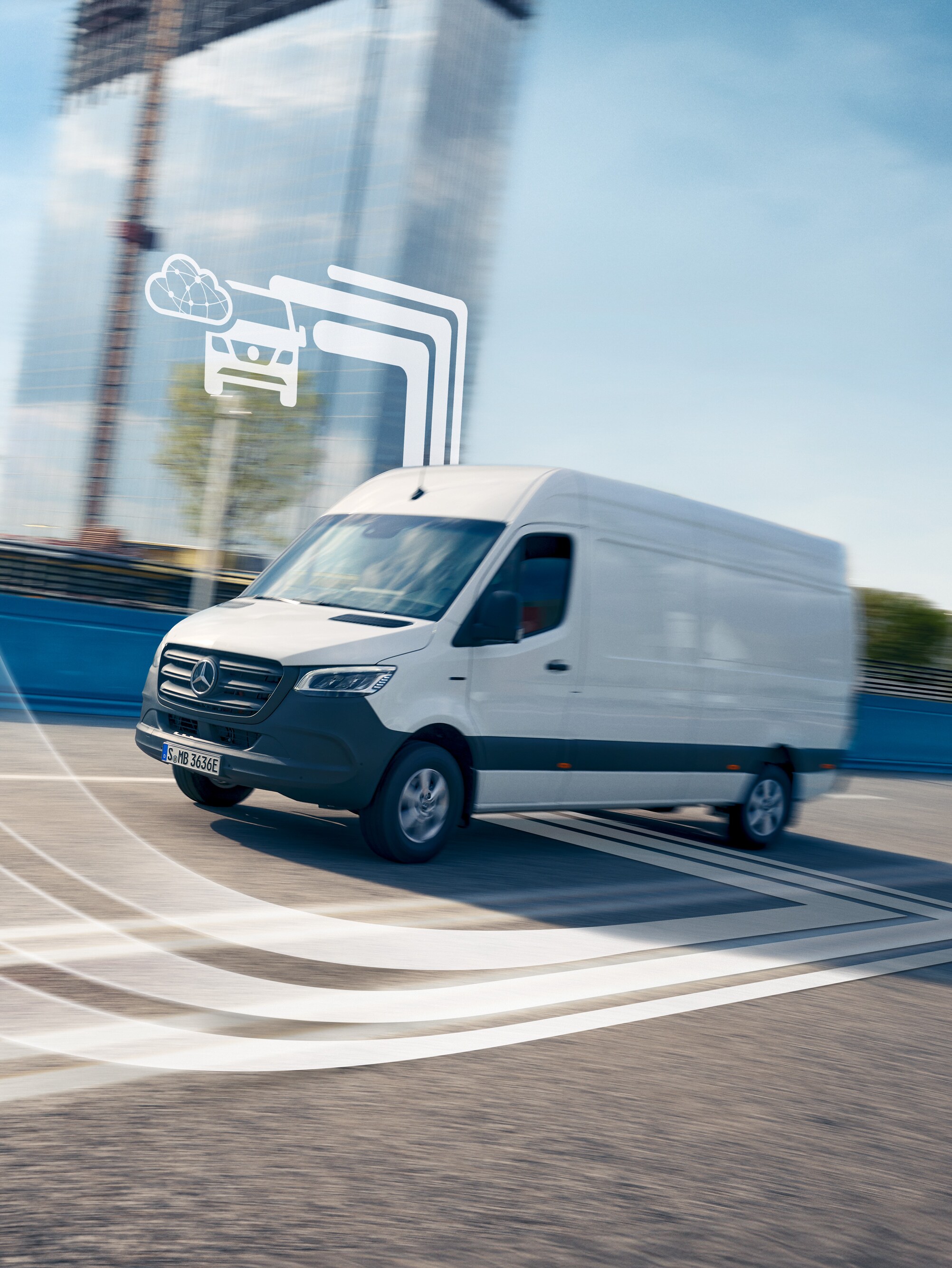 En digitalt forbundet hvid Mercedes-Benz Sprinter varebil på vejen.