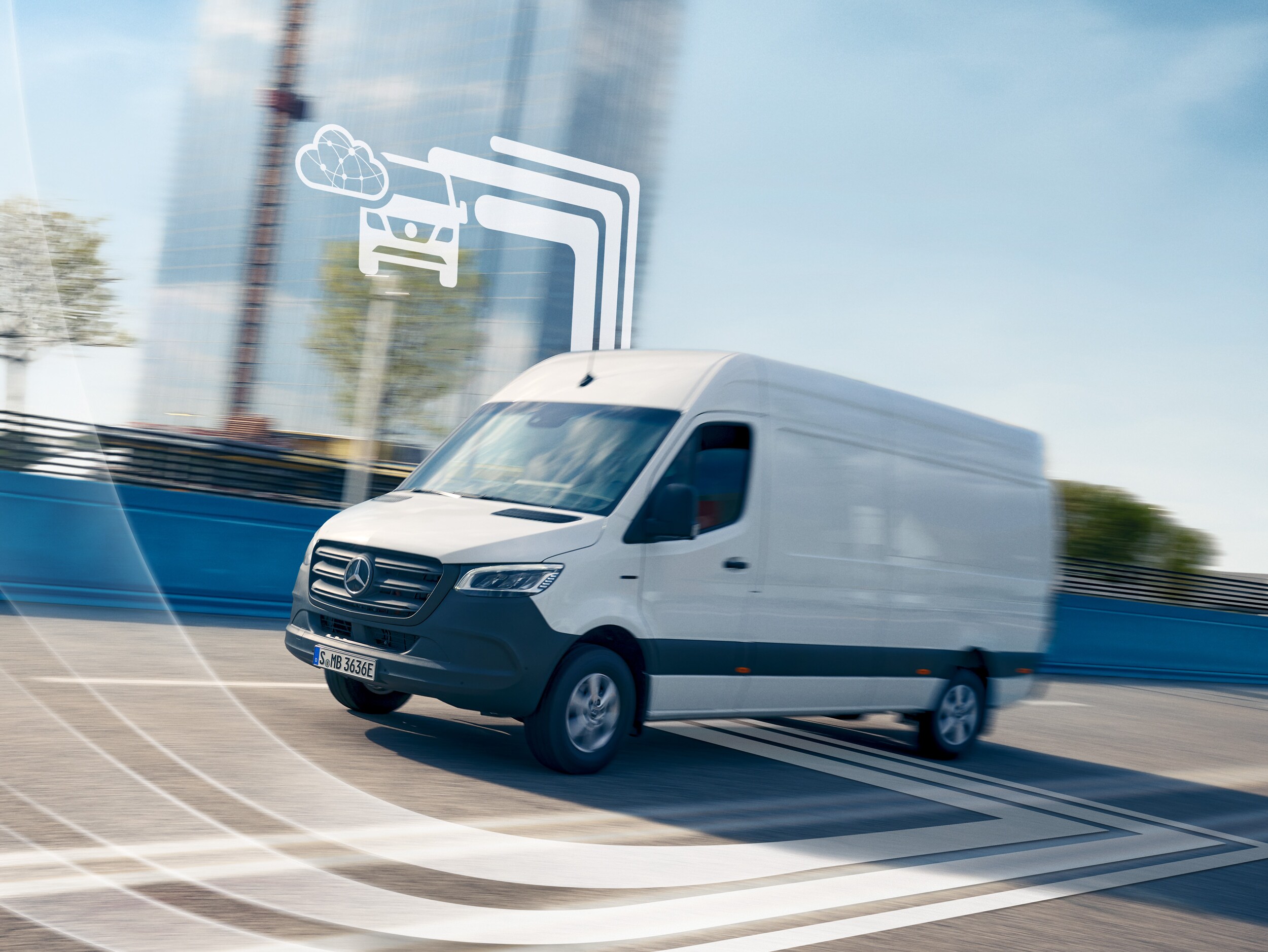 En digitalt forbundet hvid Mercedes-Benz Sprinter varebil på vejen.