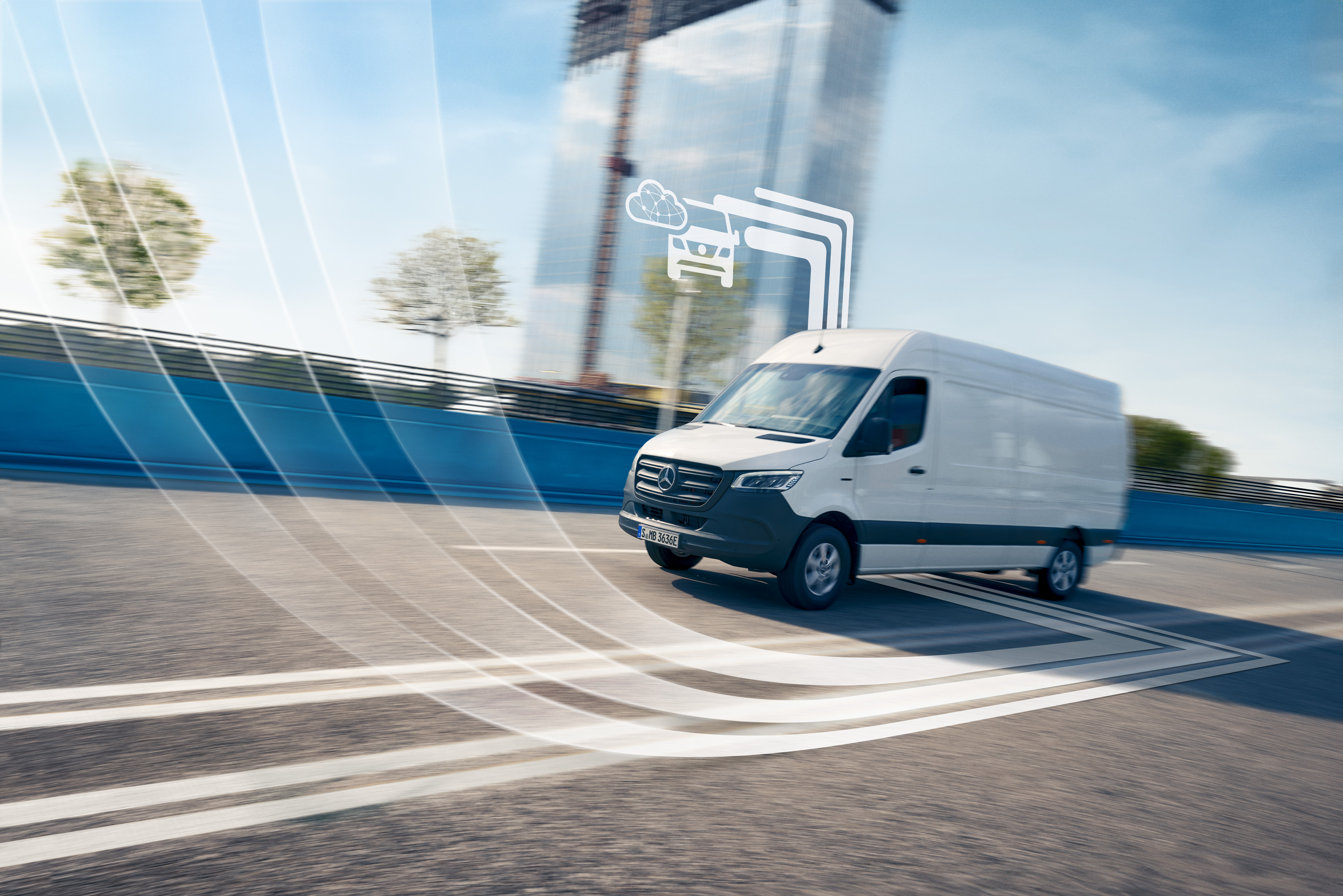 Mercedes-Benz | Flådetjenester til varebiler | Digitale tjenester En digitalt forbundet hvid Mercedes-Benz Sprinter varebil på vejen.