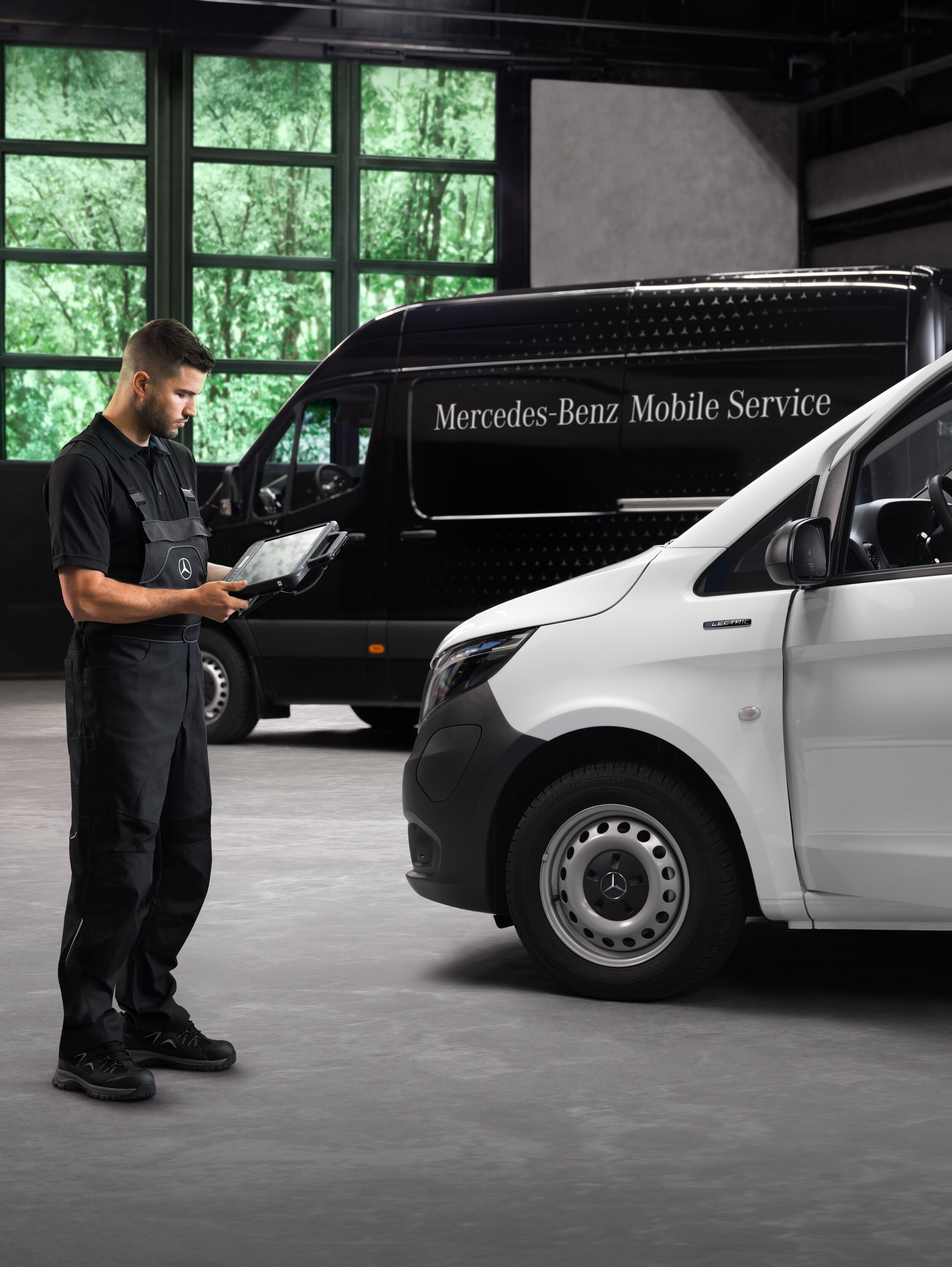 Mercedes-Benz tekniker udfører servicetjek på en hvid Mercedes-Benz Vito varebil.