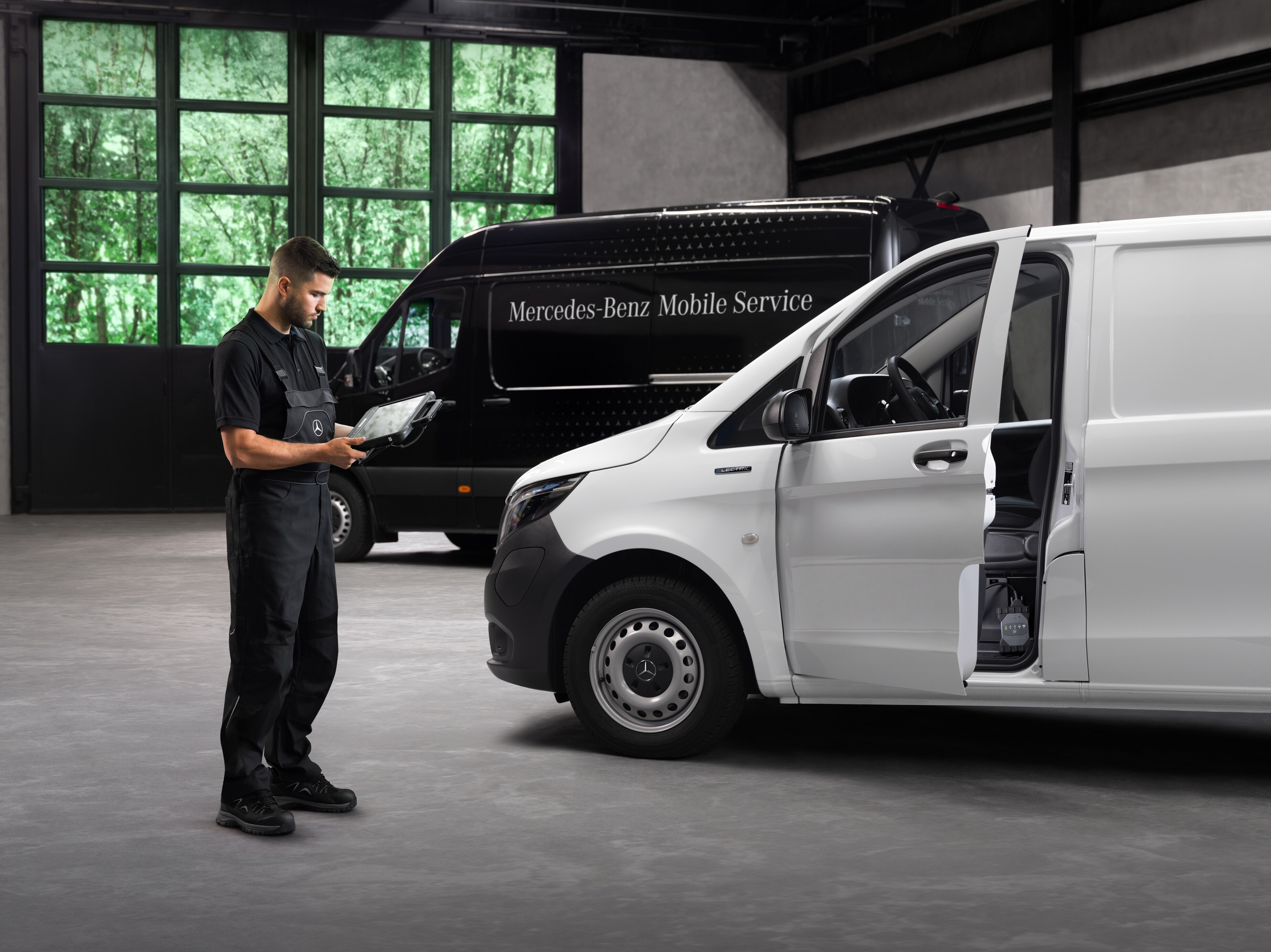 Mercedes-Benz tekniker udfører servicetjek på en hvid Mercedes-Benz Vito varebil.