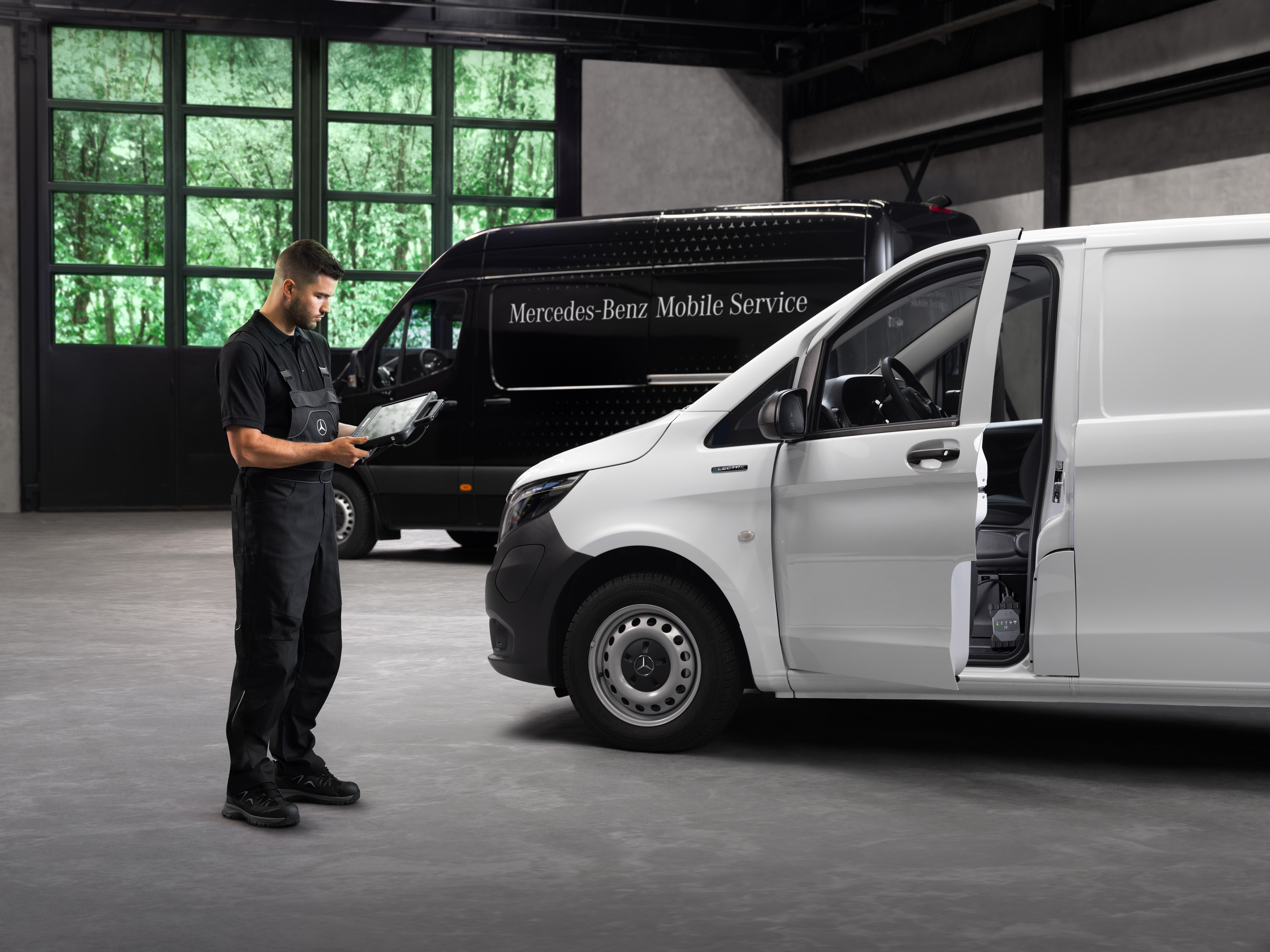 Mercedes-Benz | Mobile Service til varebiler Mercedes-Benz tekniker udfører servicetjek på en hvid Mercedes-Benz Vito varebil.