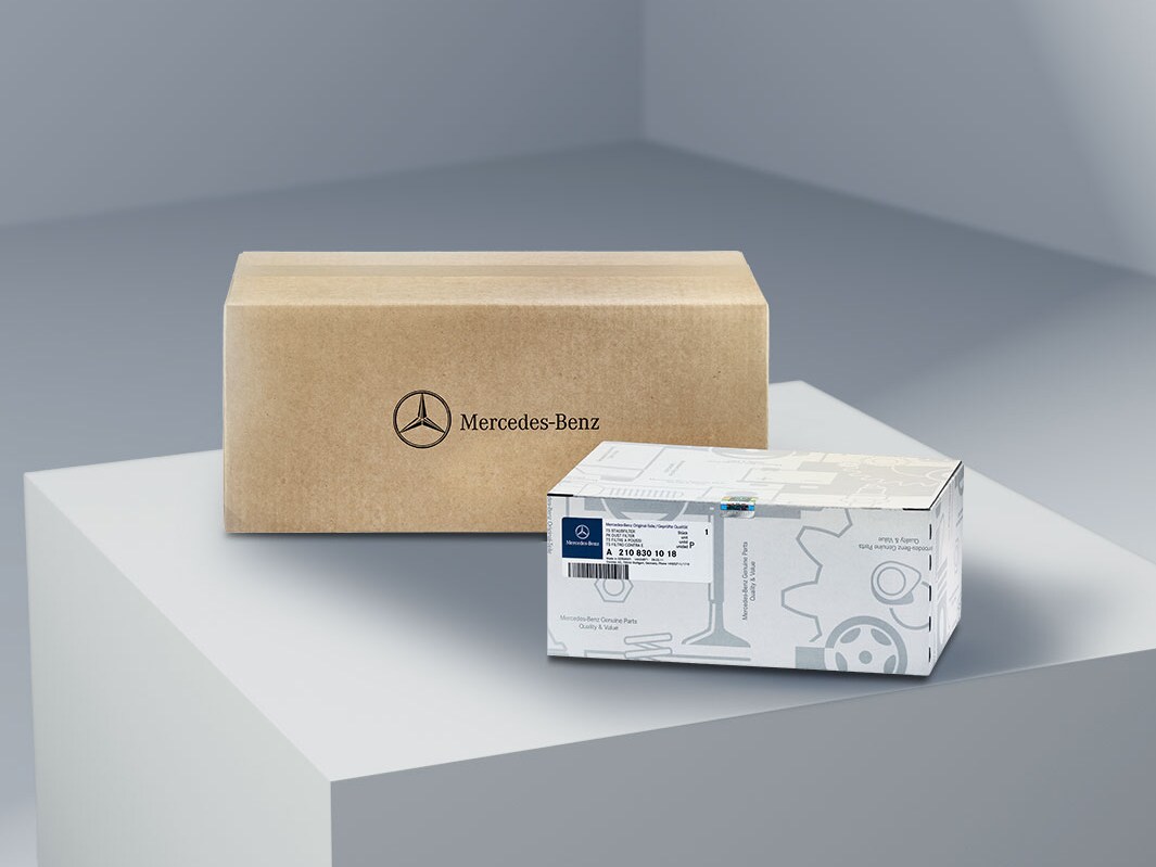 To uåbnede kasser med Mercedes-Benz originaldele.