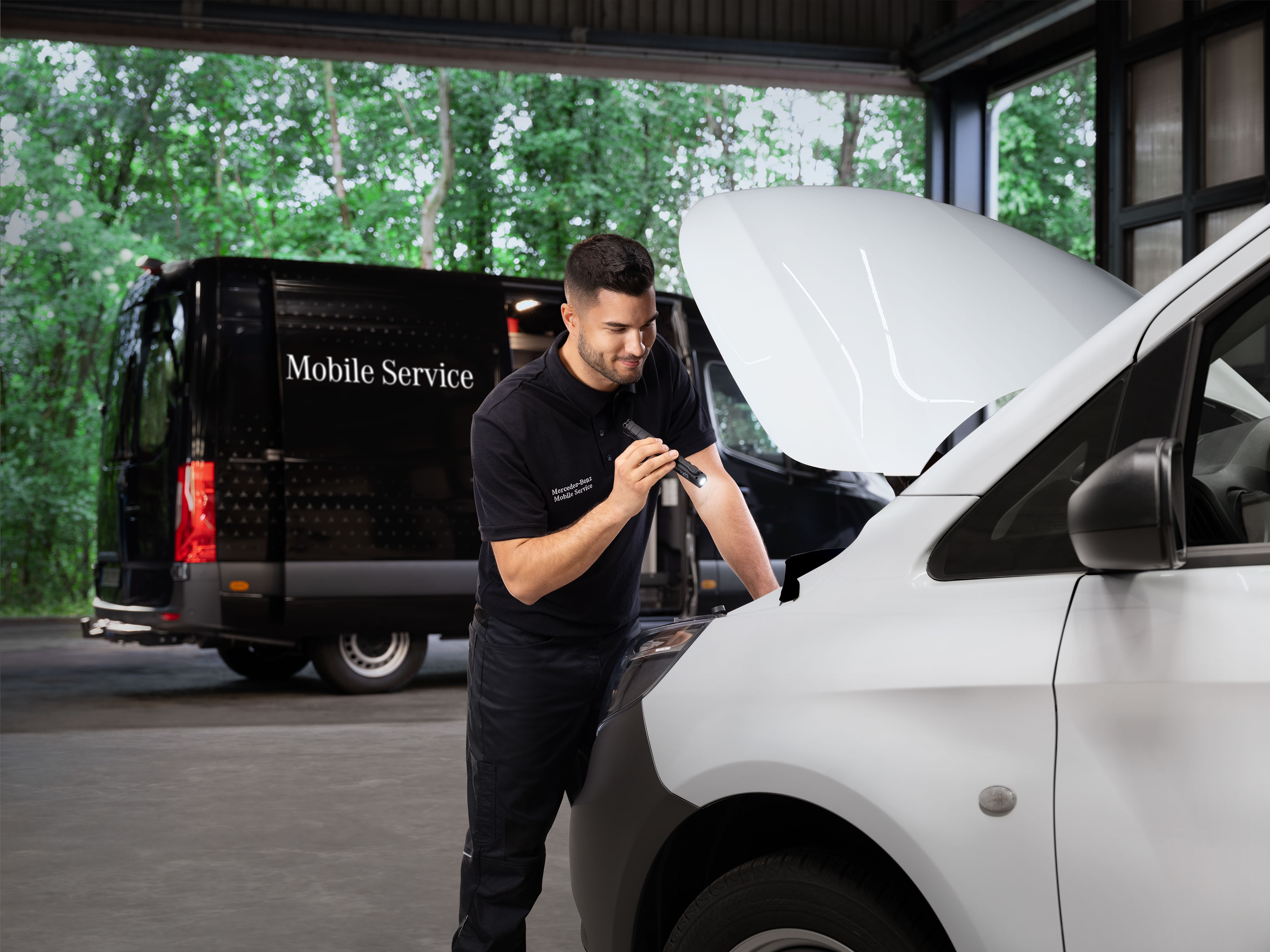 Mercedes-Benz | Bilservice og eftersyn | Mobile Service Mekaniker inspicerer motoren på en hvid Mercedes-Benz varebil.