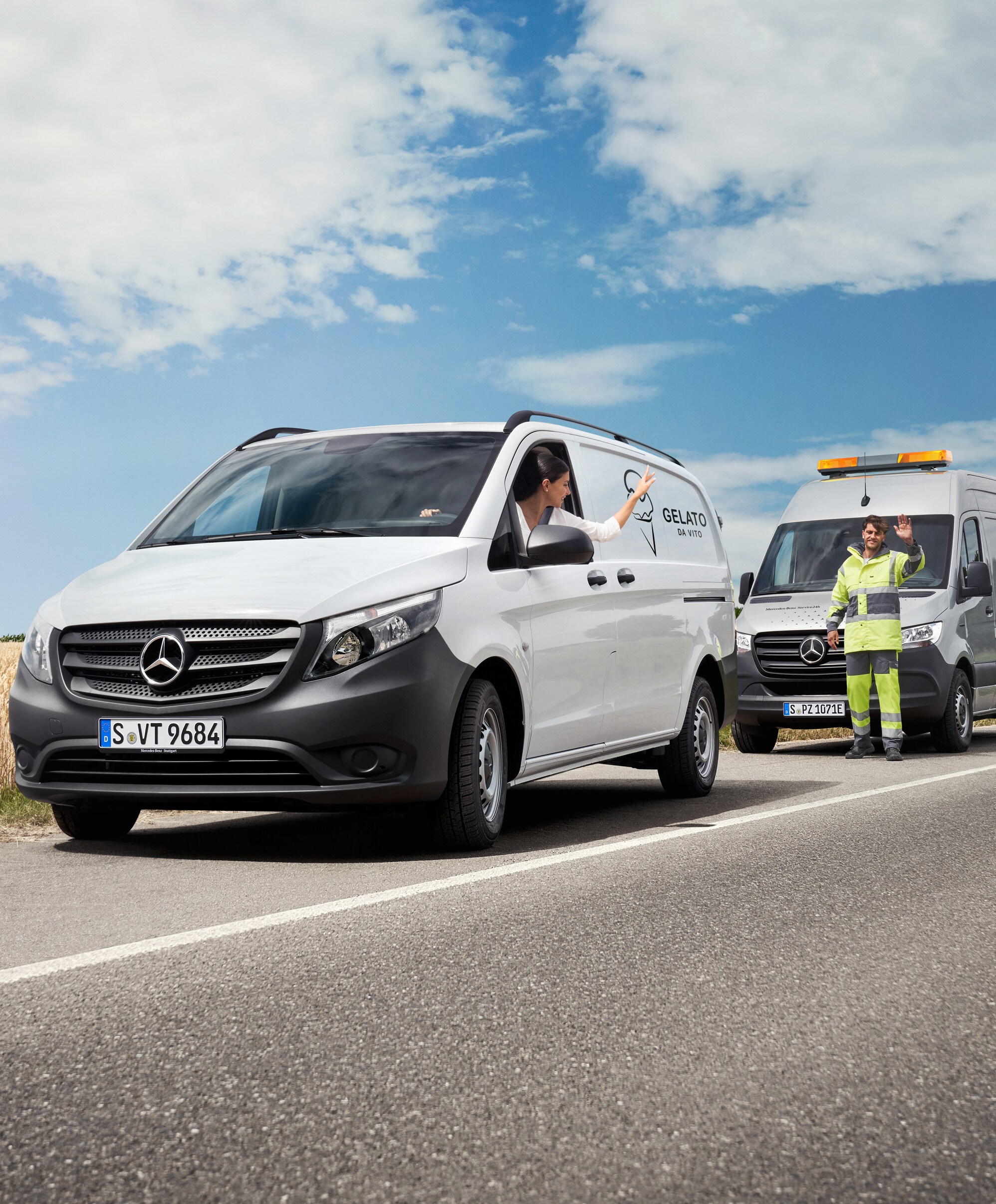 En mekaniker yder vejhjælp til en kunde i en hvid Mercedes-Benz Vito varebil.
