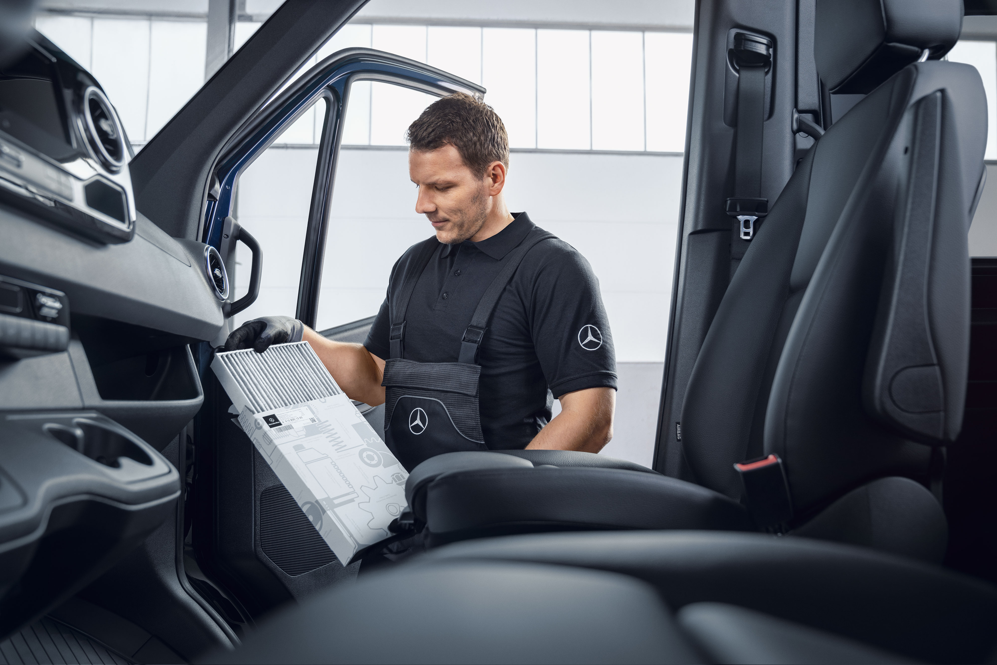 Mercedes-Benz | Bilservice og eftersyn | Regelmæssig service En Mercedes-Benz mekaniker skifter luftfiltre.