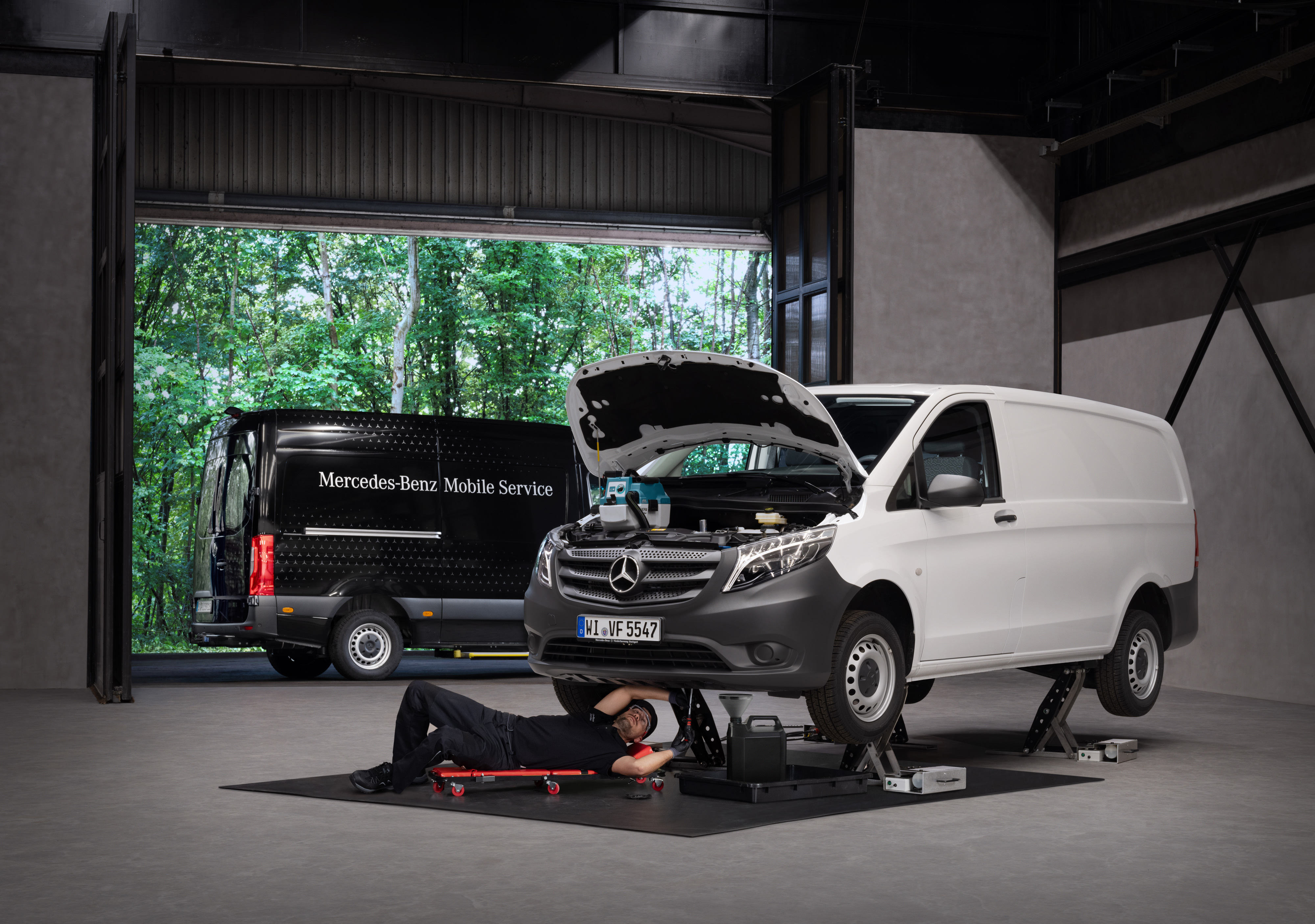 Mercedes-Benz | Mobile Service til varebiler | Service og reparation En tekniker reparerer en hvid Mercedes-Benz Vito varebil på et værksted.