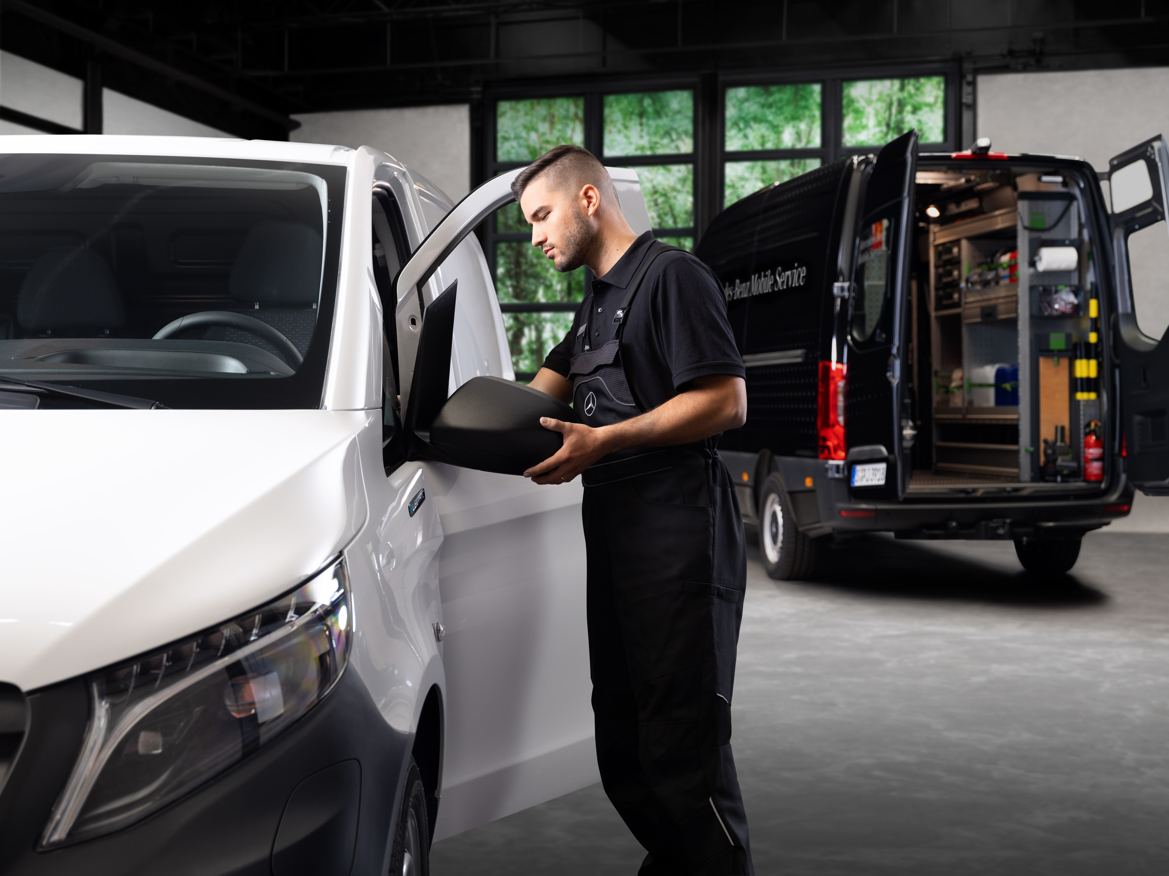 Mercedes-Benz | Mobile Service til varebiler | Originaldele En tekniker udskifter et sidespejl på en hvid Mercedes-Benz Vito varebil.