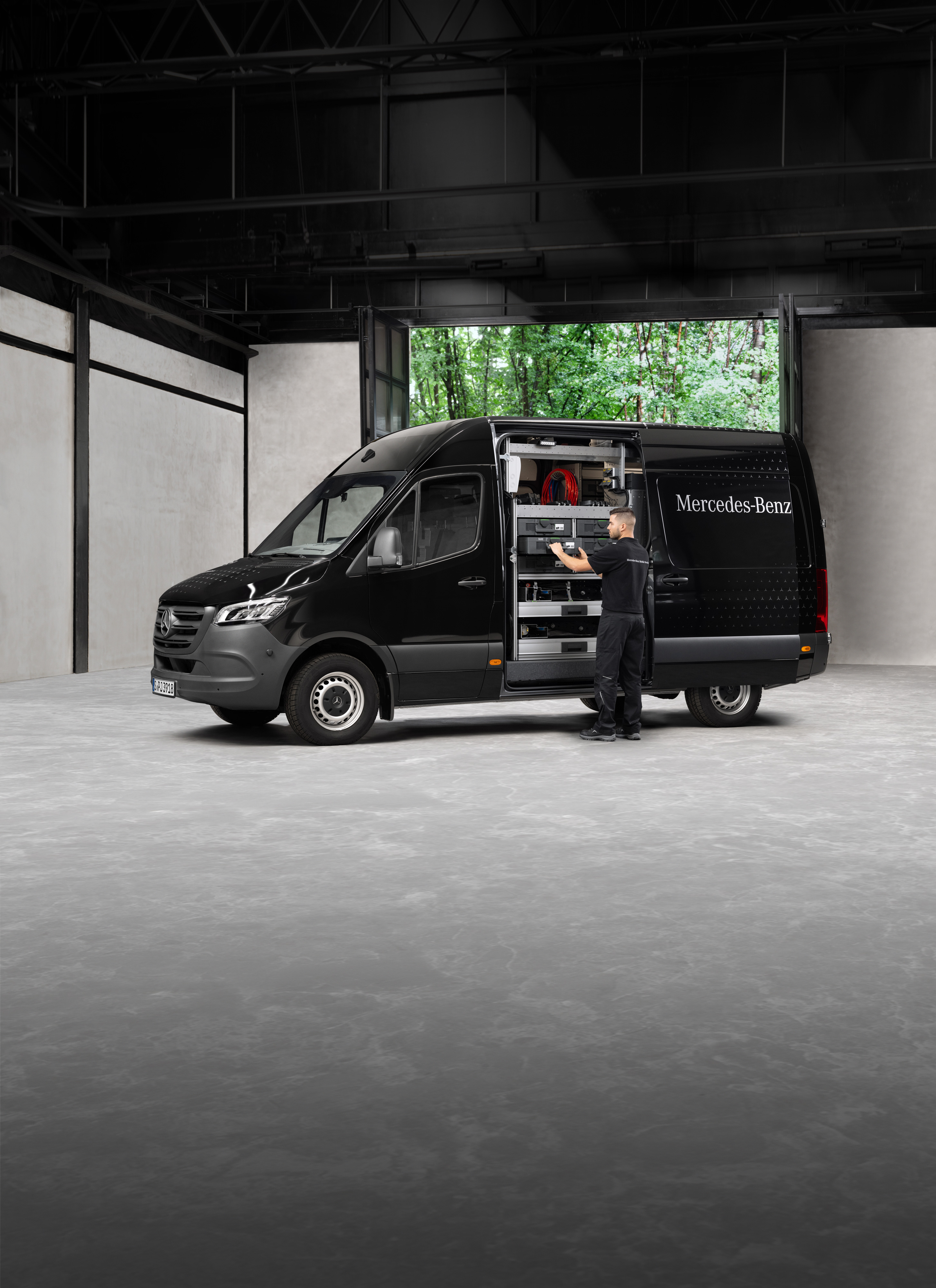 Mercedes-Benz | Mobile Service til varebiler | Sæsontjek En tekniker fjerner værktøj fra en sort Mercedes-Benz Sprinter varebil.