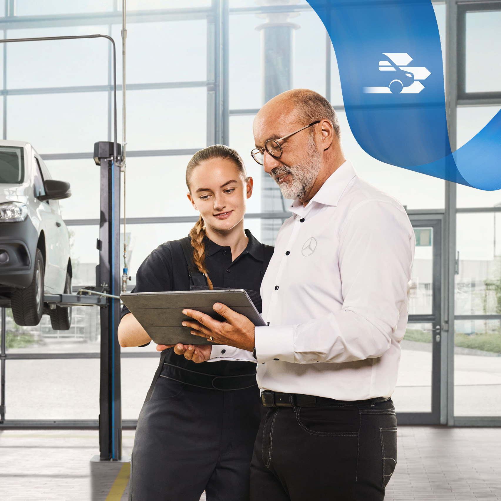 Mercedes-Benz | Bilservice og eftersyn To medarbejdere taler om service på en opklodset Mercedes-Benz varebil på værkstedet.