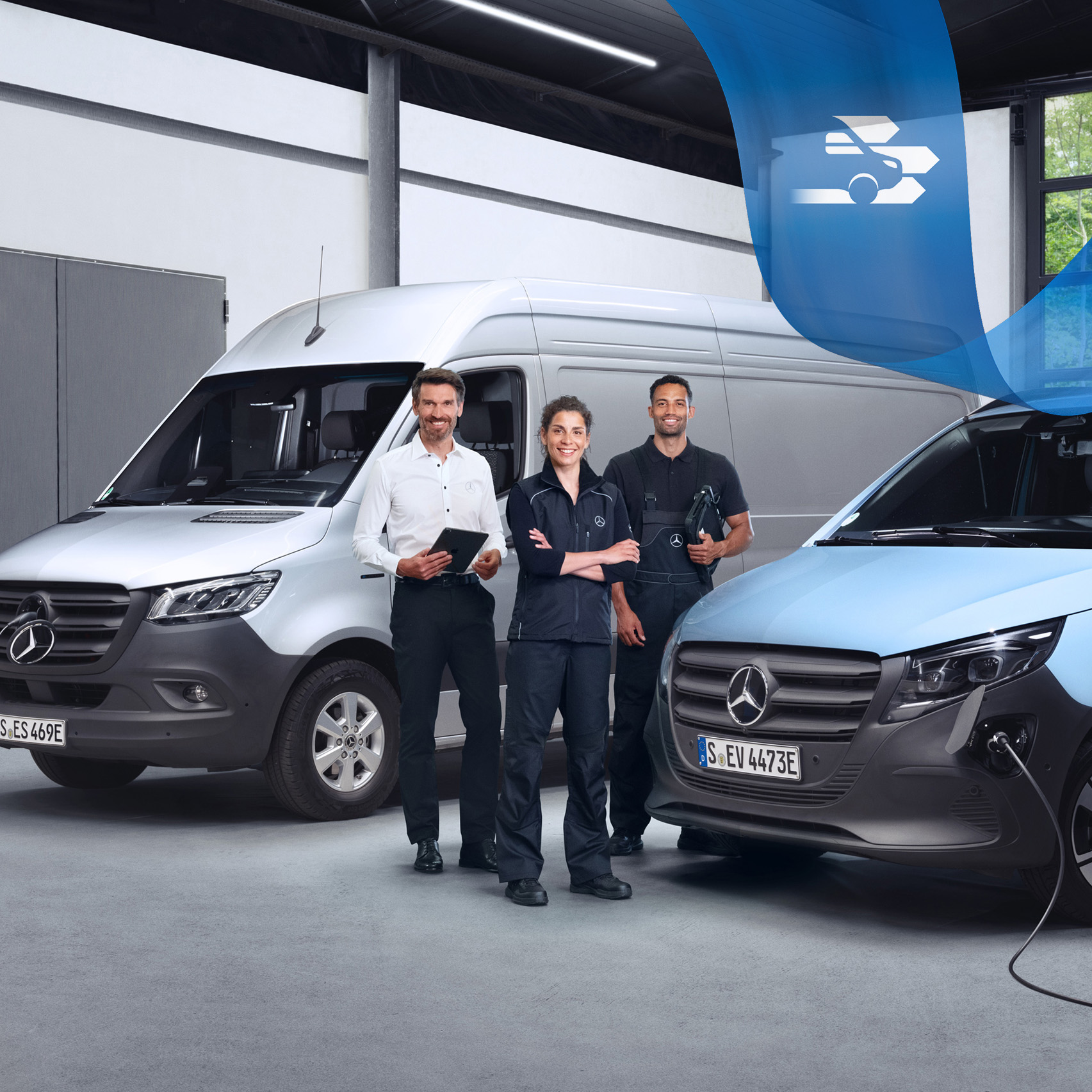 Mercedes-Benz | Service på elbiler Tre Mercedes-Benz medarbejdere foran to elektriske varebiler til opladning.