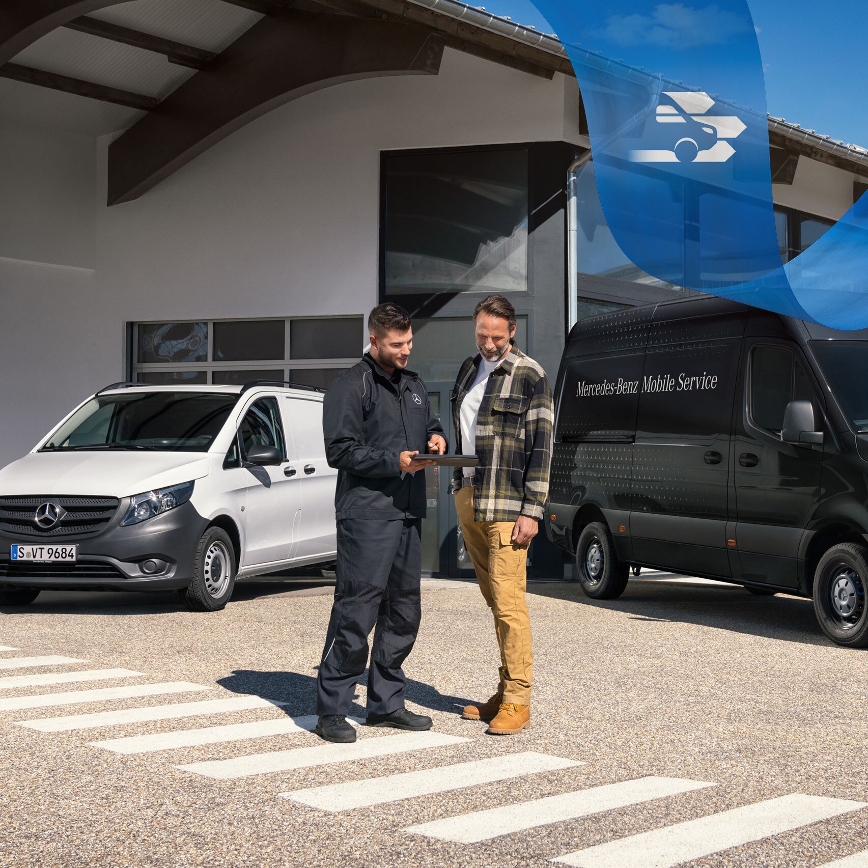 To mænd taler foran en hvid Mercedes-Benz Vito varebil og en sort Mercedes-Benz Sprinter varebil.