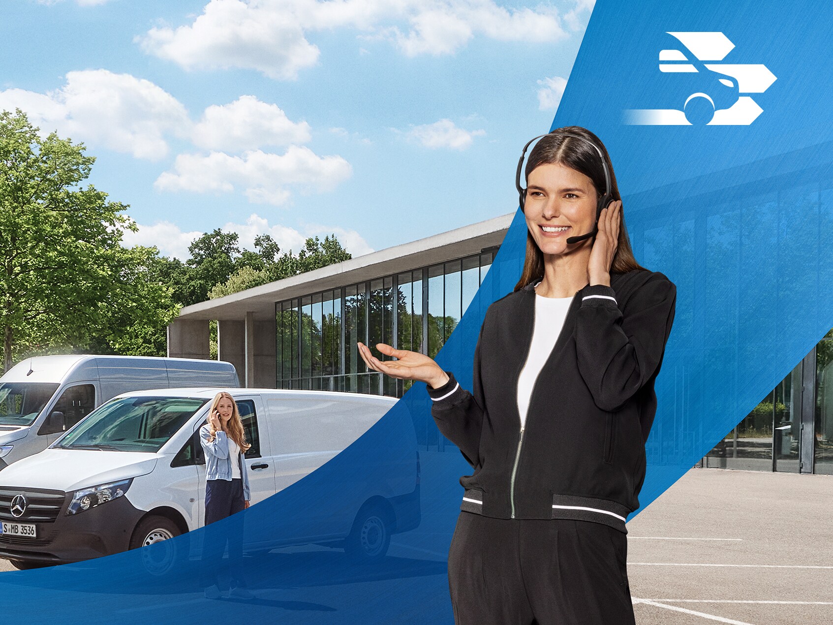 Medarbejder med headset der yder varebilshjælp på parkeringsplads foran en Mercedes-Benz varebil.