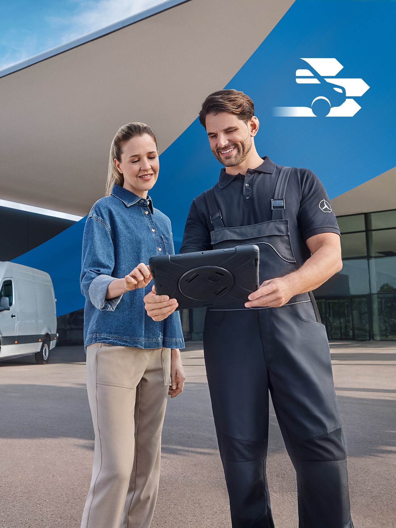 To personer foran en forhandler – omfattende erhvervskøretøjsservice til Mercedes-Benz kunder.