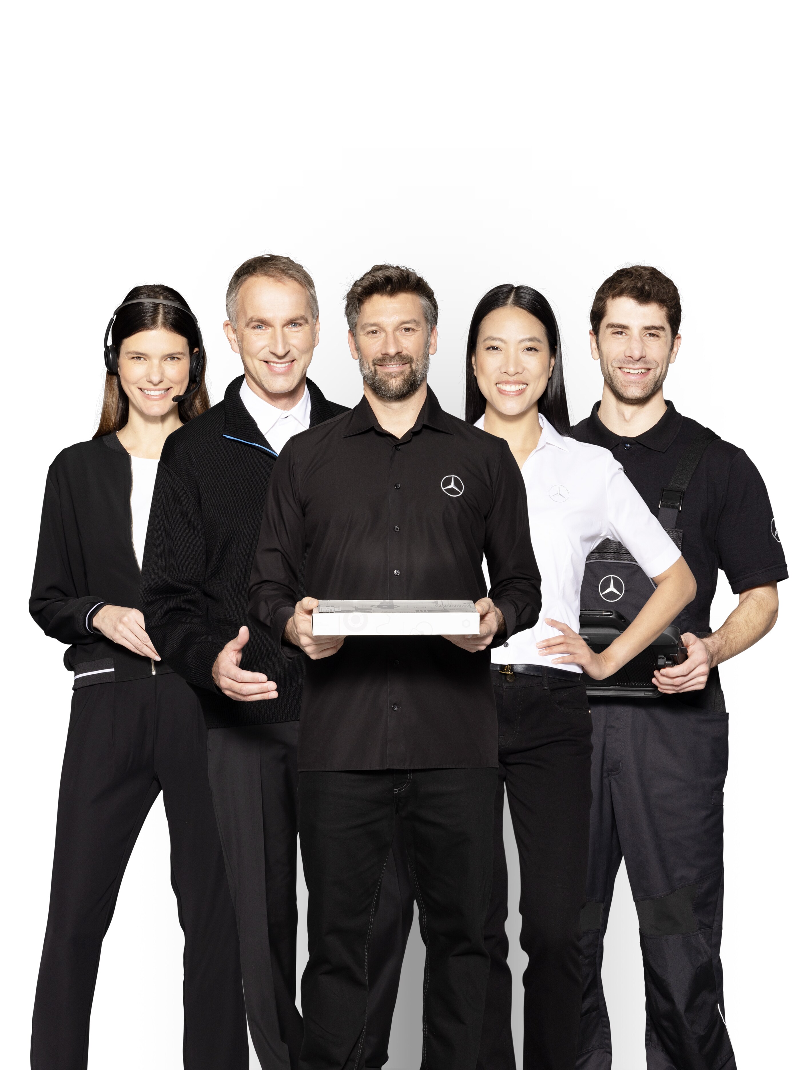 Fem Mercedes-Benz medarbejdere, der symboliserer Mercedes-Benz varebilsservice