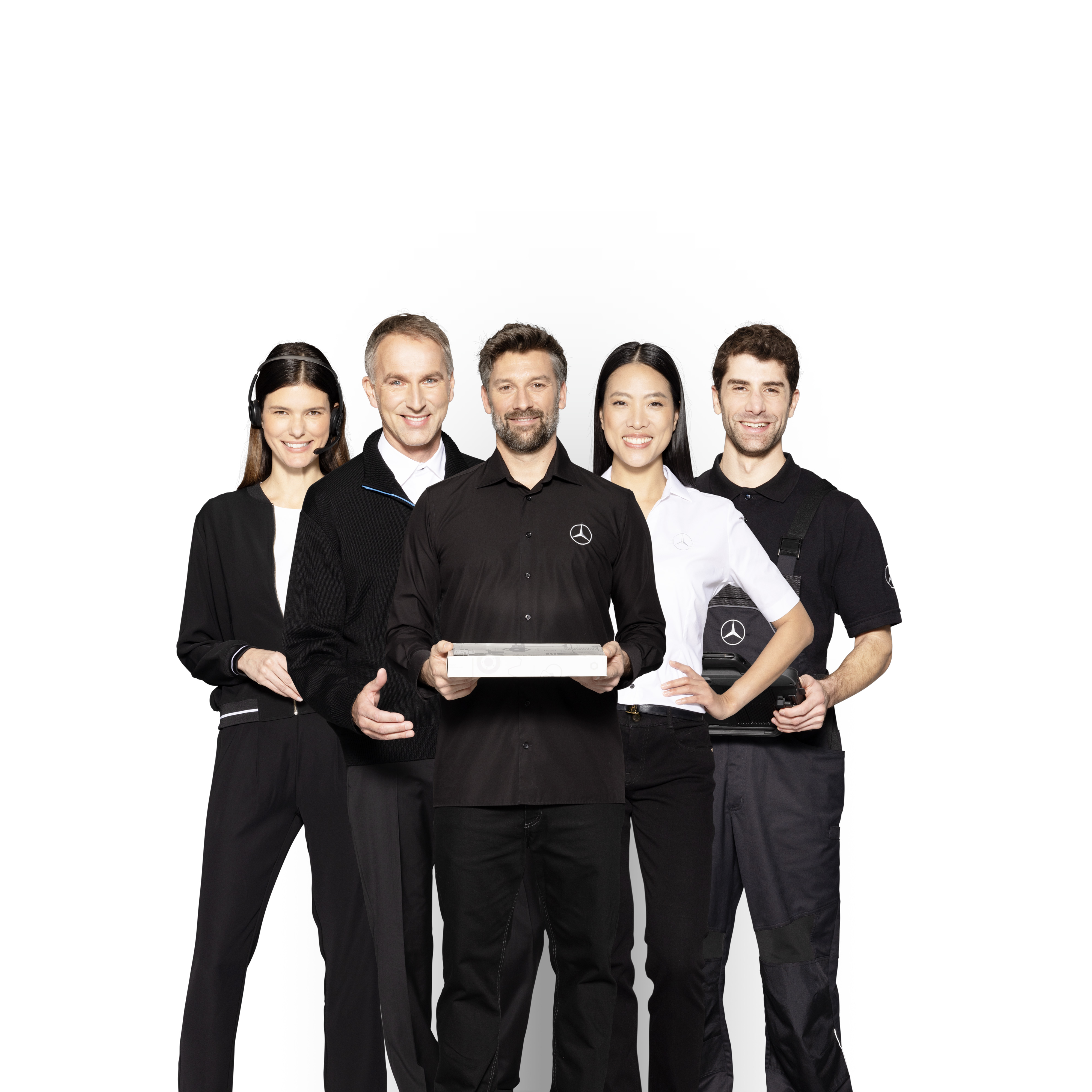 Mercedes-Benz | Service for varebiler Fem Mercedes-Benz medarbejdere, der symboliserer Mercedes-Benz varebilsservice