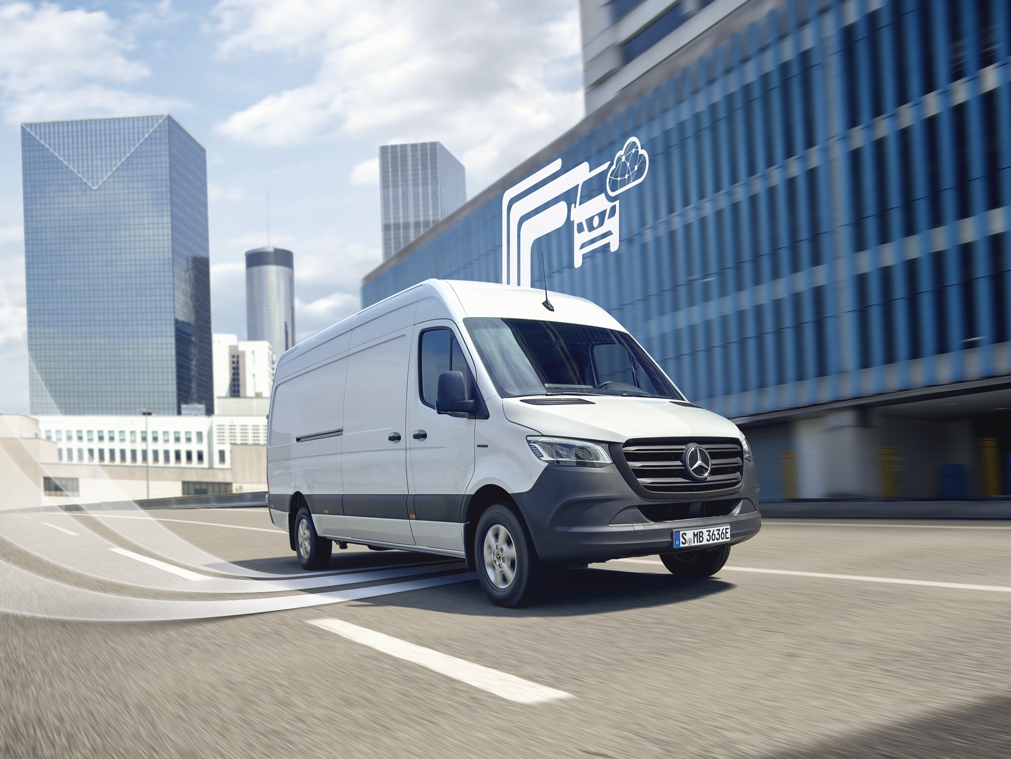 Hvid Mercedes-Benz varebil kører gennem byen, digitalt symbol på Mercedes-Benz teknologi i baggrunden.