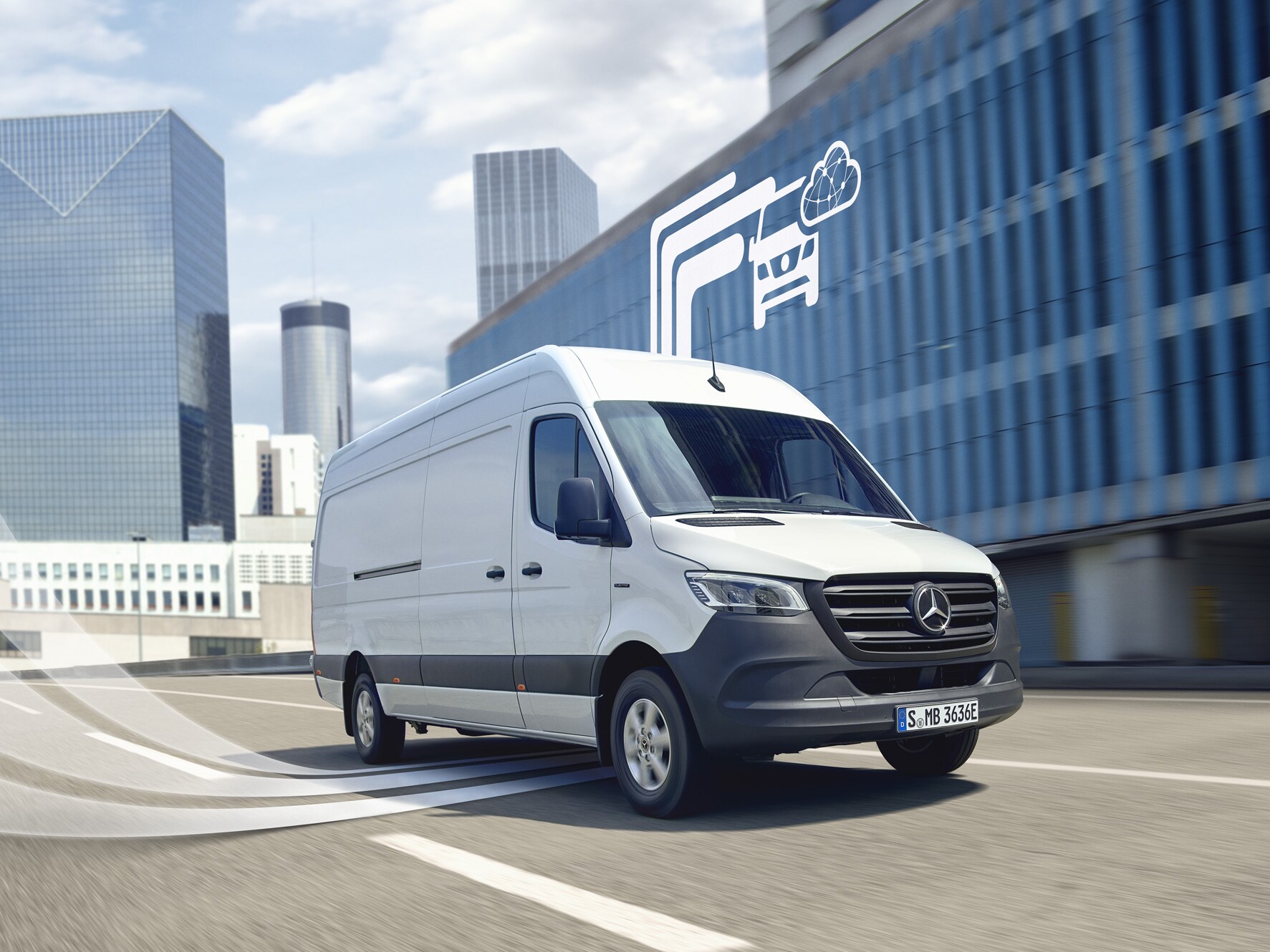 En Mercedes-Benz varebil kører mod en moderne baggrund, digital mercedes benz teknologi visualiseres.