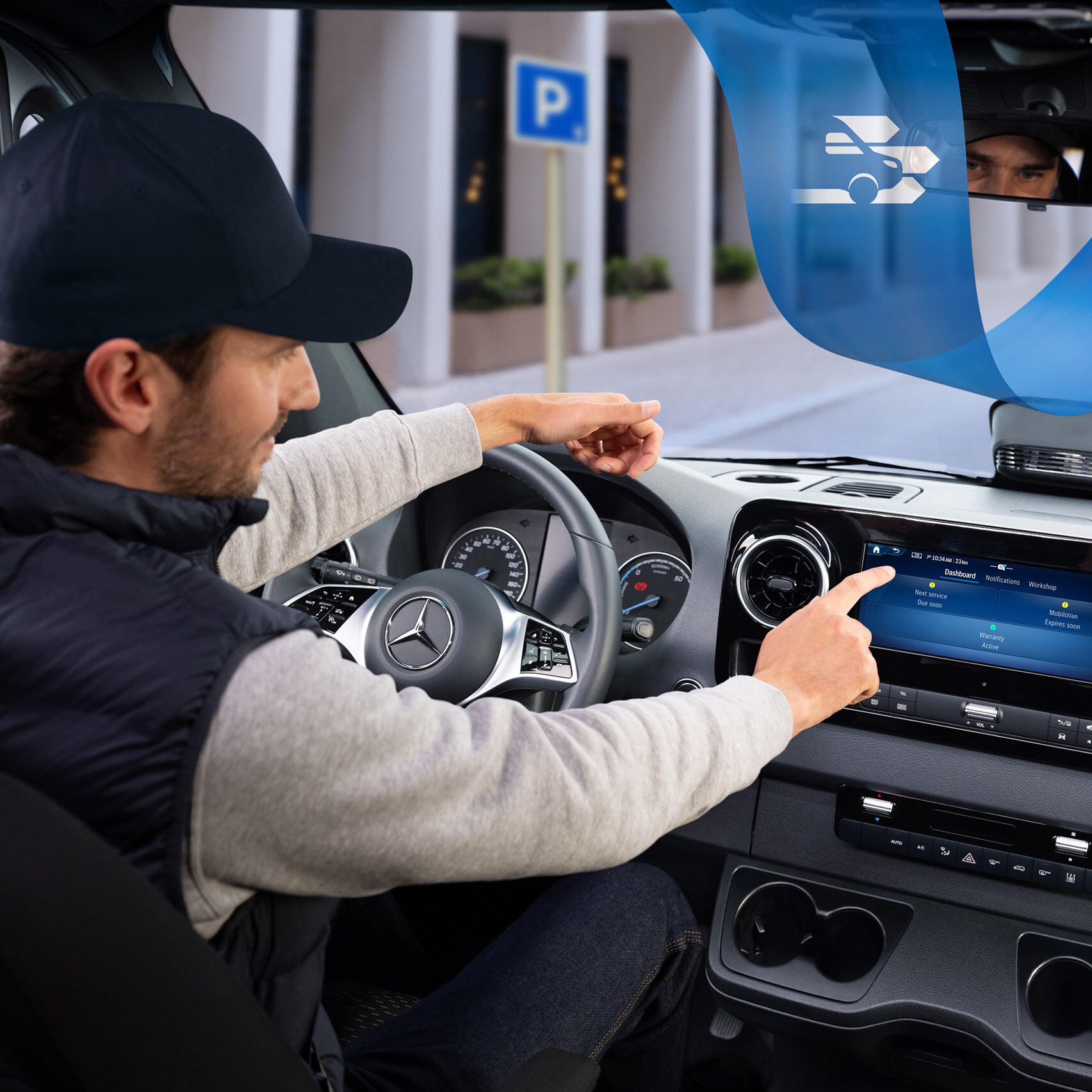 En fører bruger Mercedes-Benz Service appen i bilen til nemt at booke og administrere servicetider.