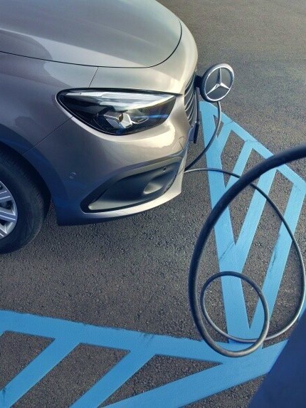 Elektrisk Mercedes-Benz varebil i færd med at blive opladet