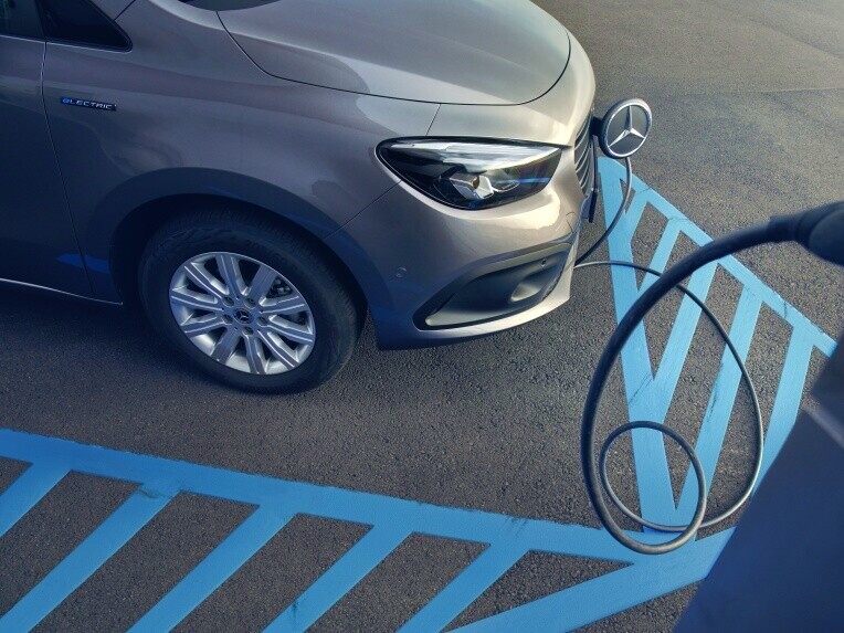 Guide | Elbiler til din virksomhed | Mercedes-Benz Vans Elektrisk Mercedes-Benz varebil i færd med at blive opladet