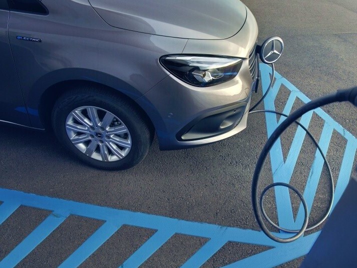Elektrisk Mercedes-Benz varebil i færd med at blive opladet