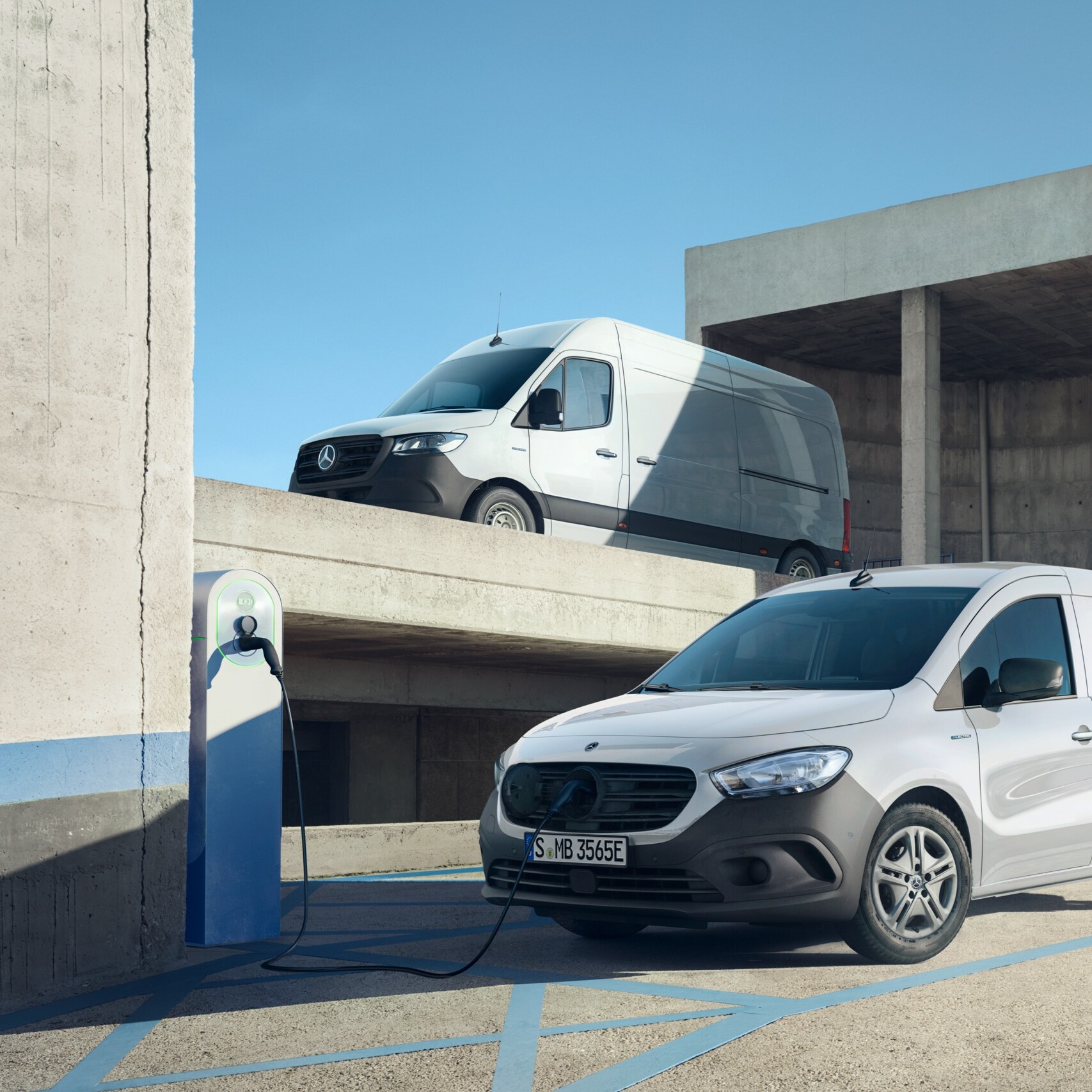 De elektriske varebiler eSprinter, eVito og eCitan fra Mercedes-Benz står sammen i et bymiljø