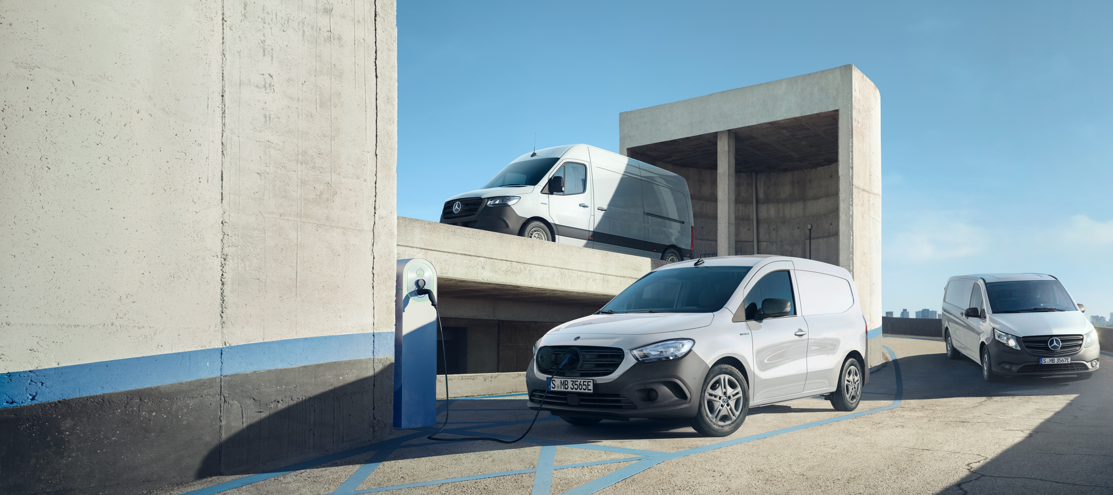 Elbiler til din virksomhed | Mercedes-Benz Vans De elektriske varebiler eSprinter, eVito og eCitan fra Mercedes-Benz står sammen i et bymiljø