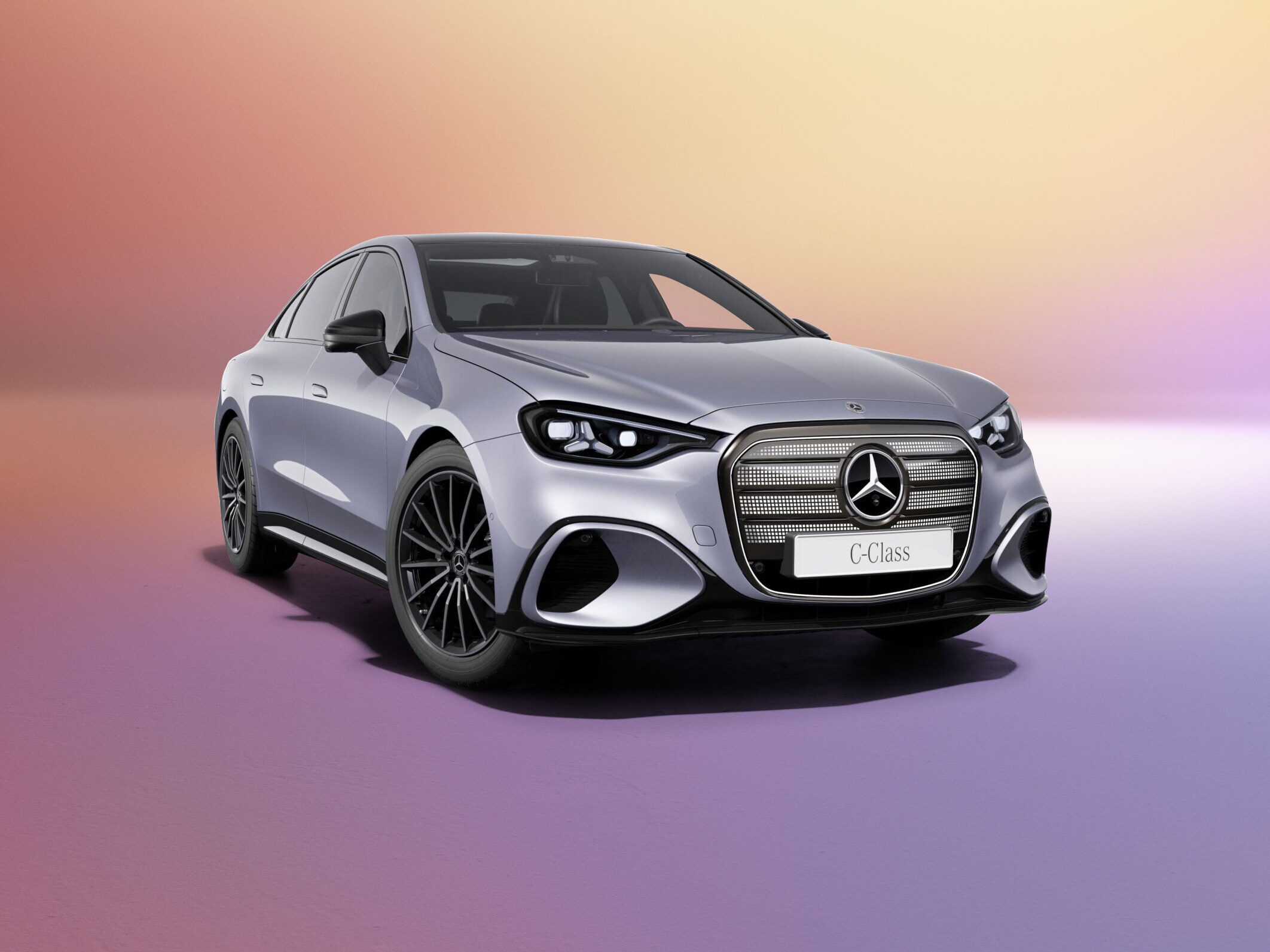 Sølvgra elektrisk Mercedes-Benz C-Klasse Sedan set skråt forfra