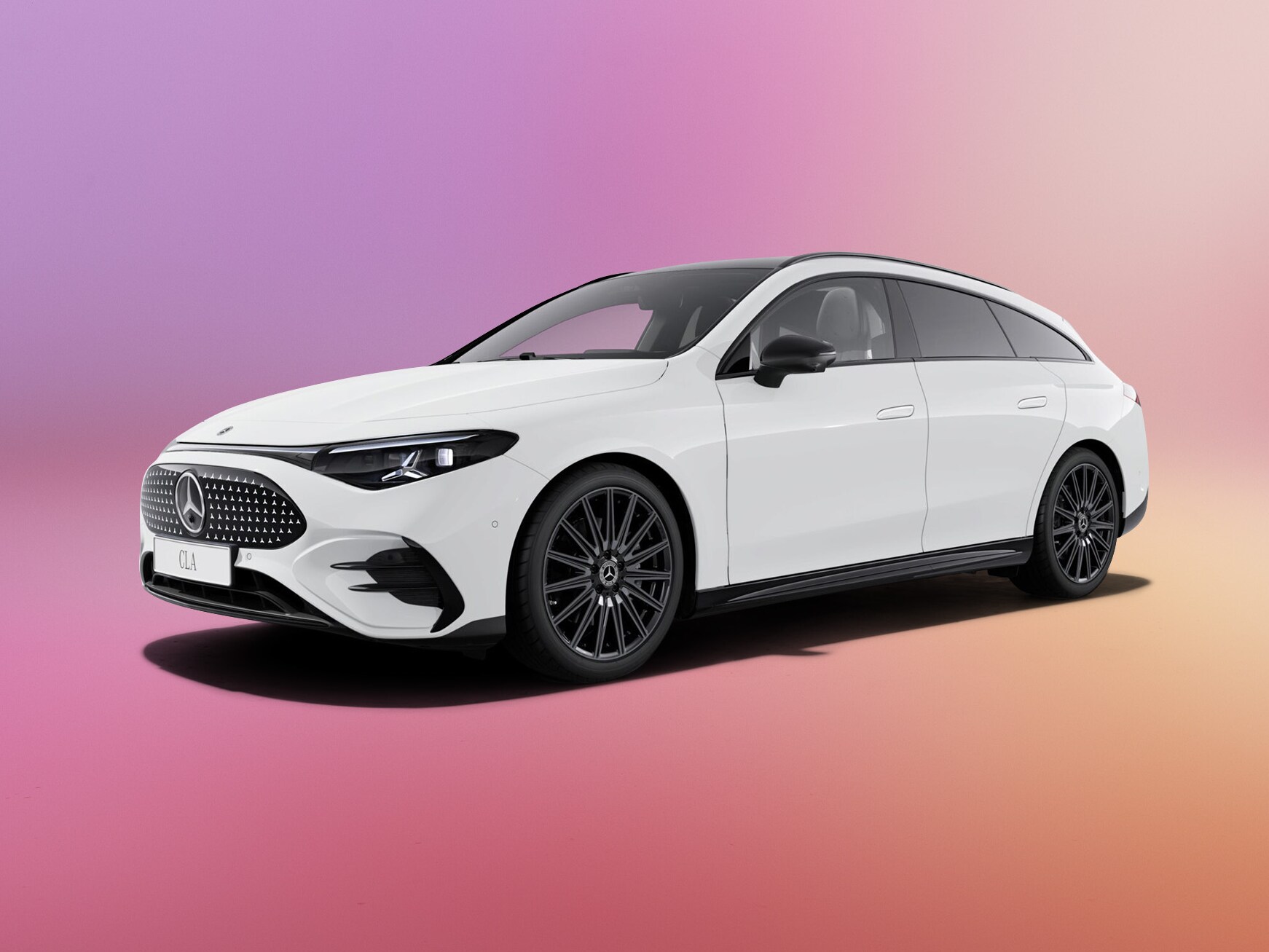 Hvid elektrisk  Mercedes-Benz CLA Shooting Brake set skråt fra siden