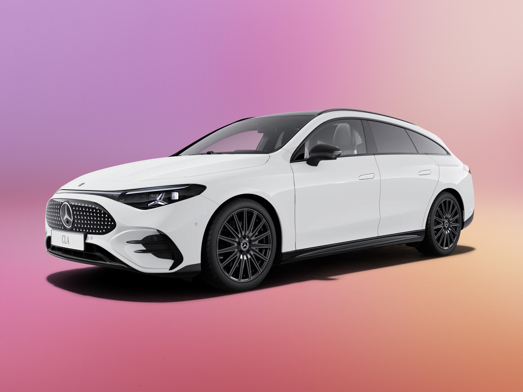 Hvid elektrisk Mercedes-Benz CLA Shooting Brake set skråt fra siden