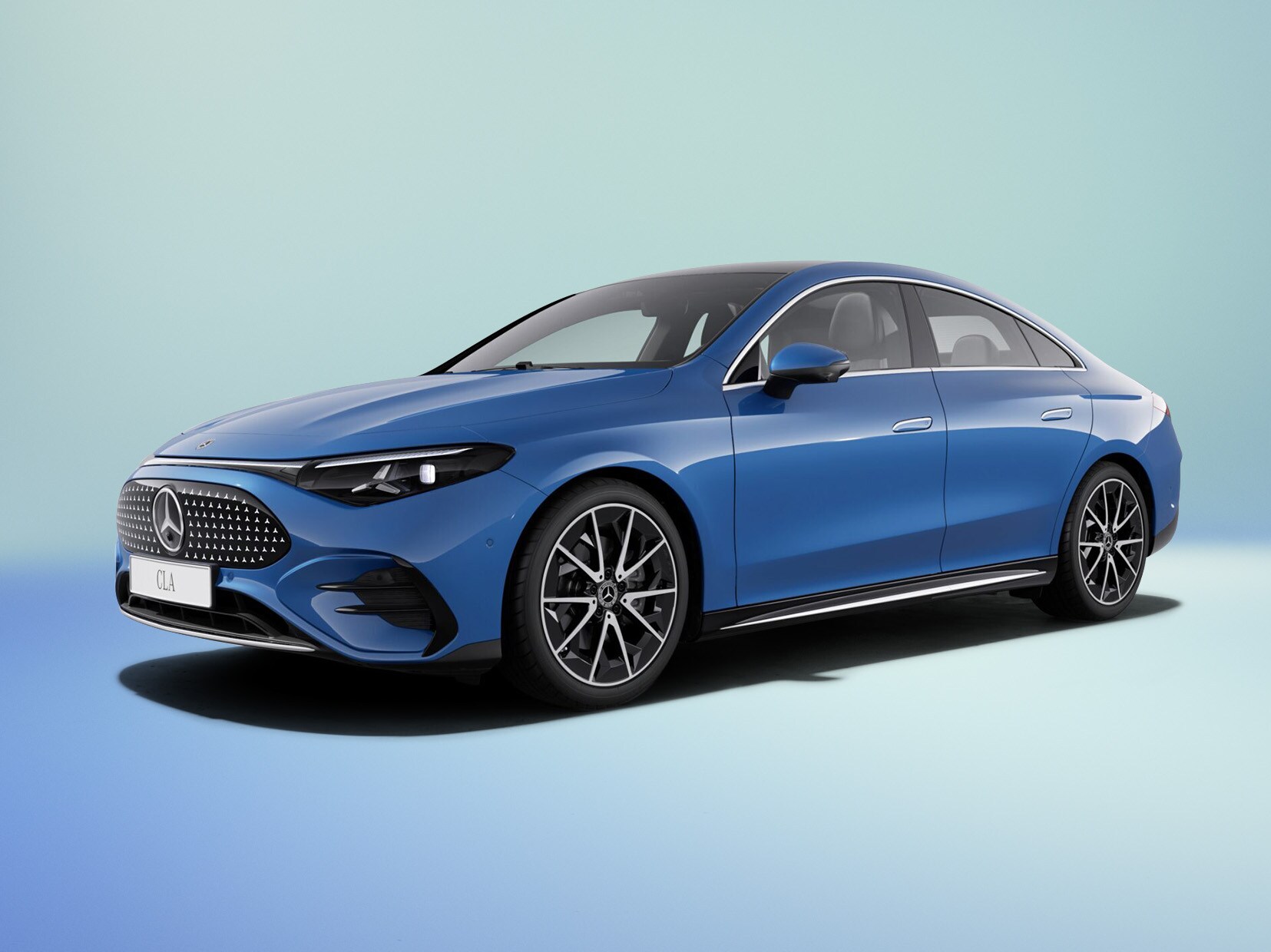 Blå elektrisk Mercedes-Benz CLA set skråt fra siden