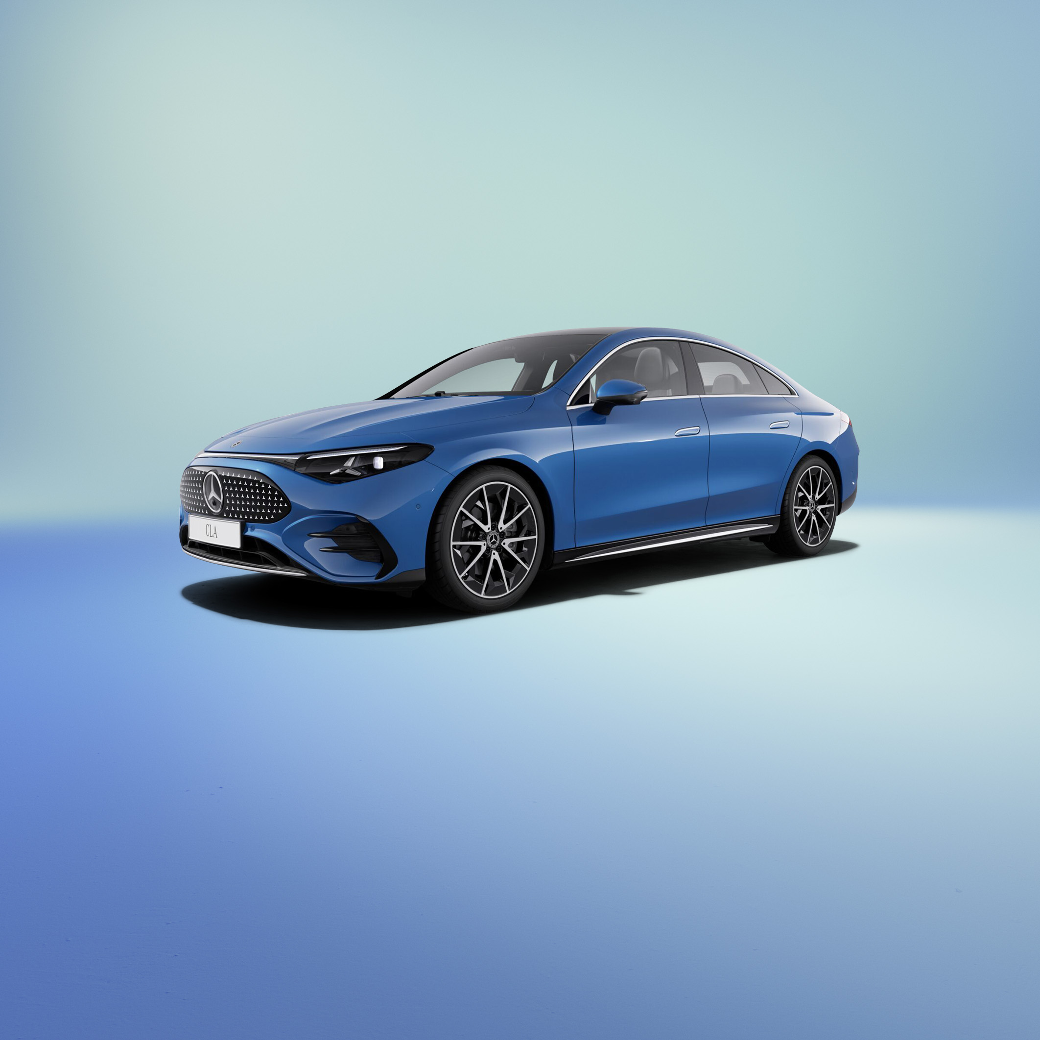 CLA electric | PrivatLeasing | Mercedes-Benz Finans Blå elektrisk Mercedes-Benz CLA set skråt fra siden