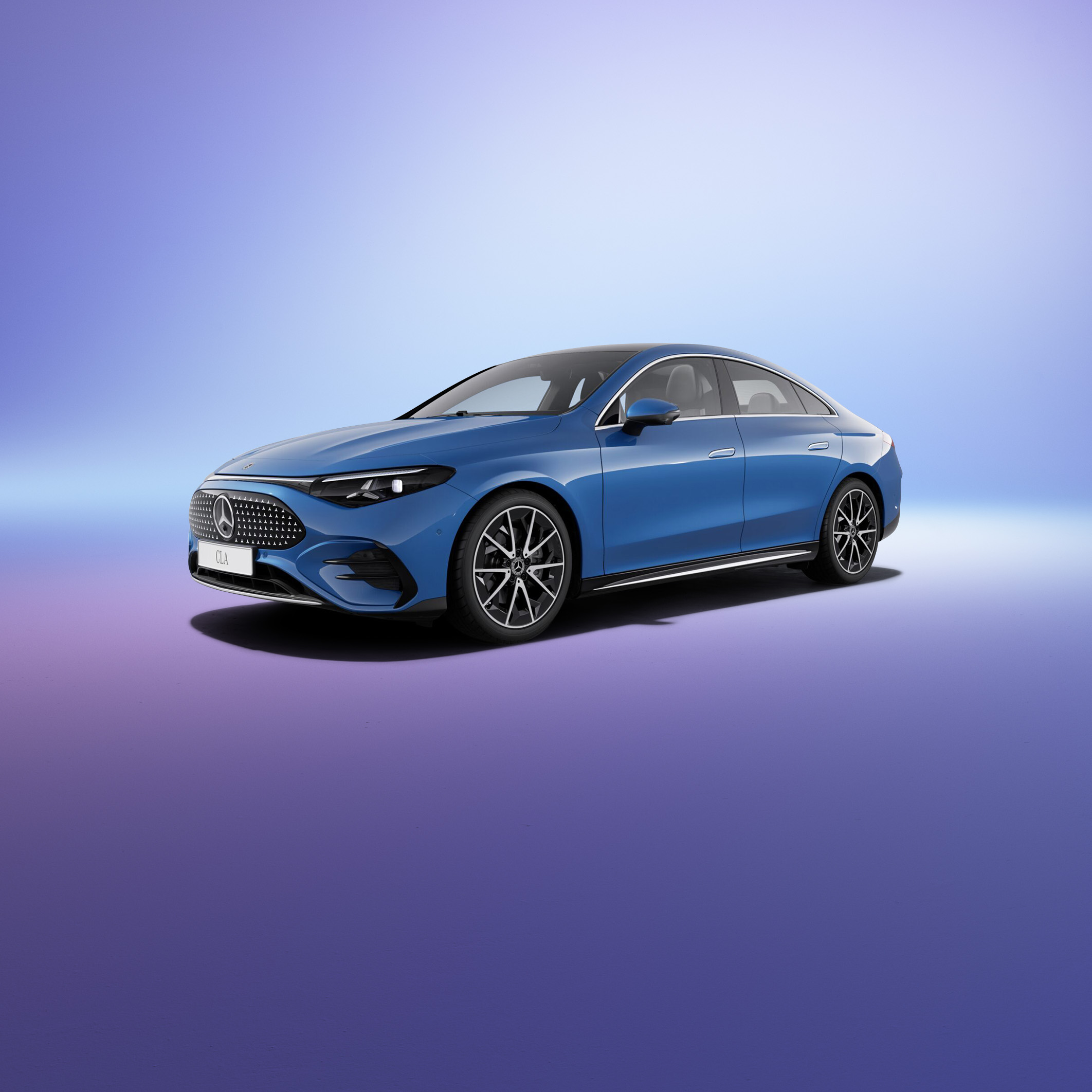 CLA electric | PrivatLeasing | Mercedes-Benz Finans Blå elektrisk Mercedes-Benz CLA set skråt fra siden
