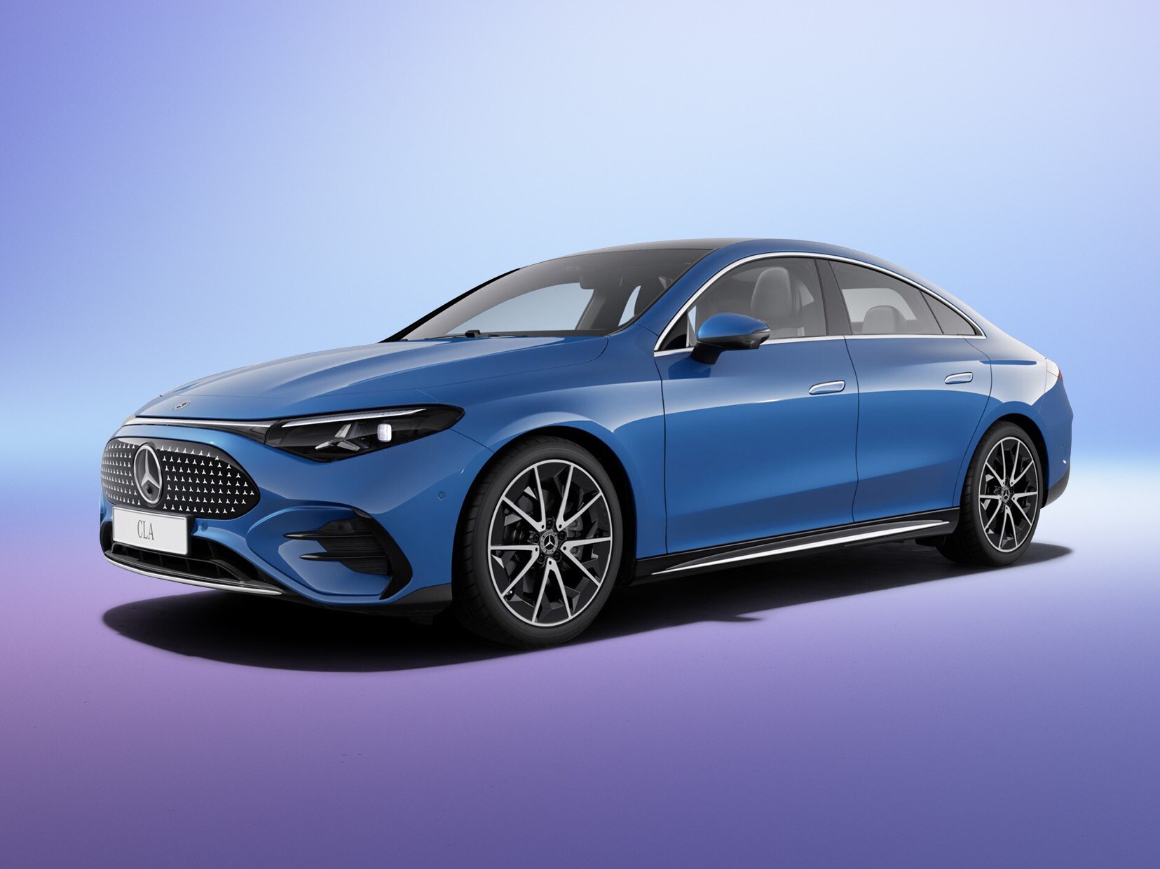 Blå elektrisk Mercedes-Benz CLA set skråt fra siden