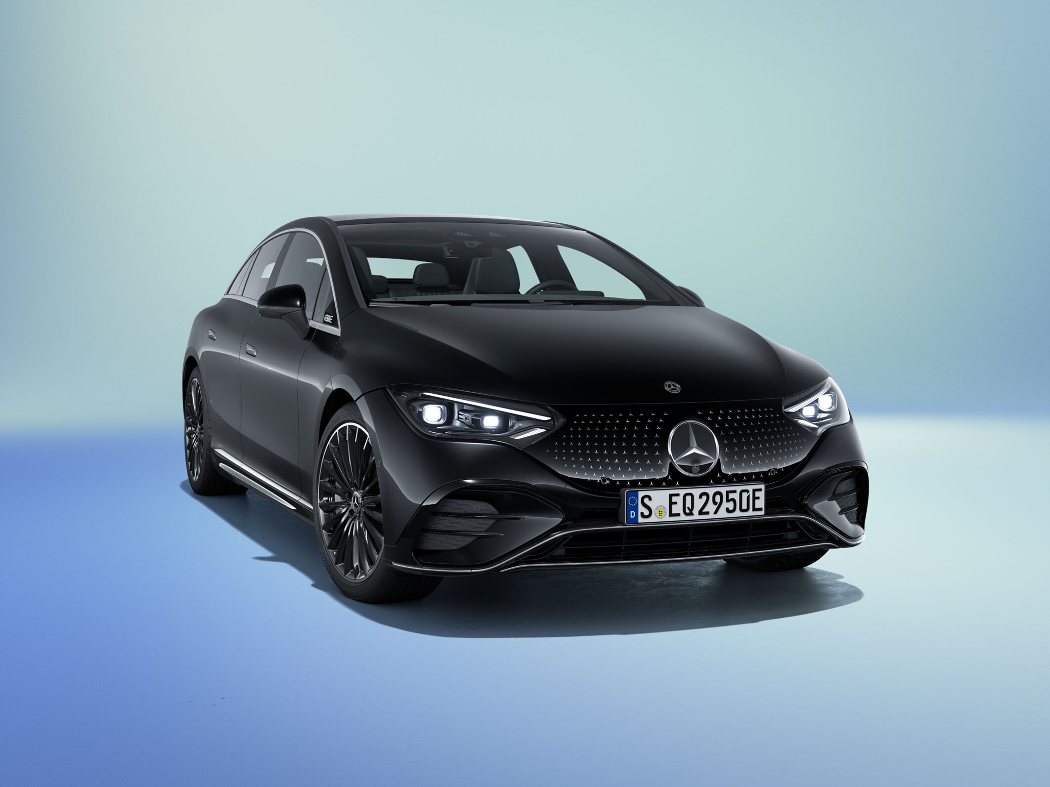 Sort EQE 350+ Sedan AMG Edition set skråt forfra