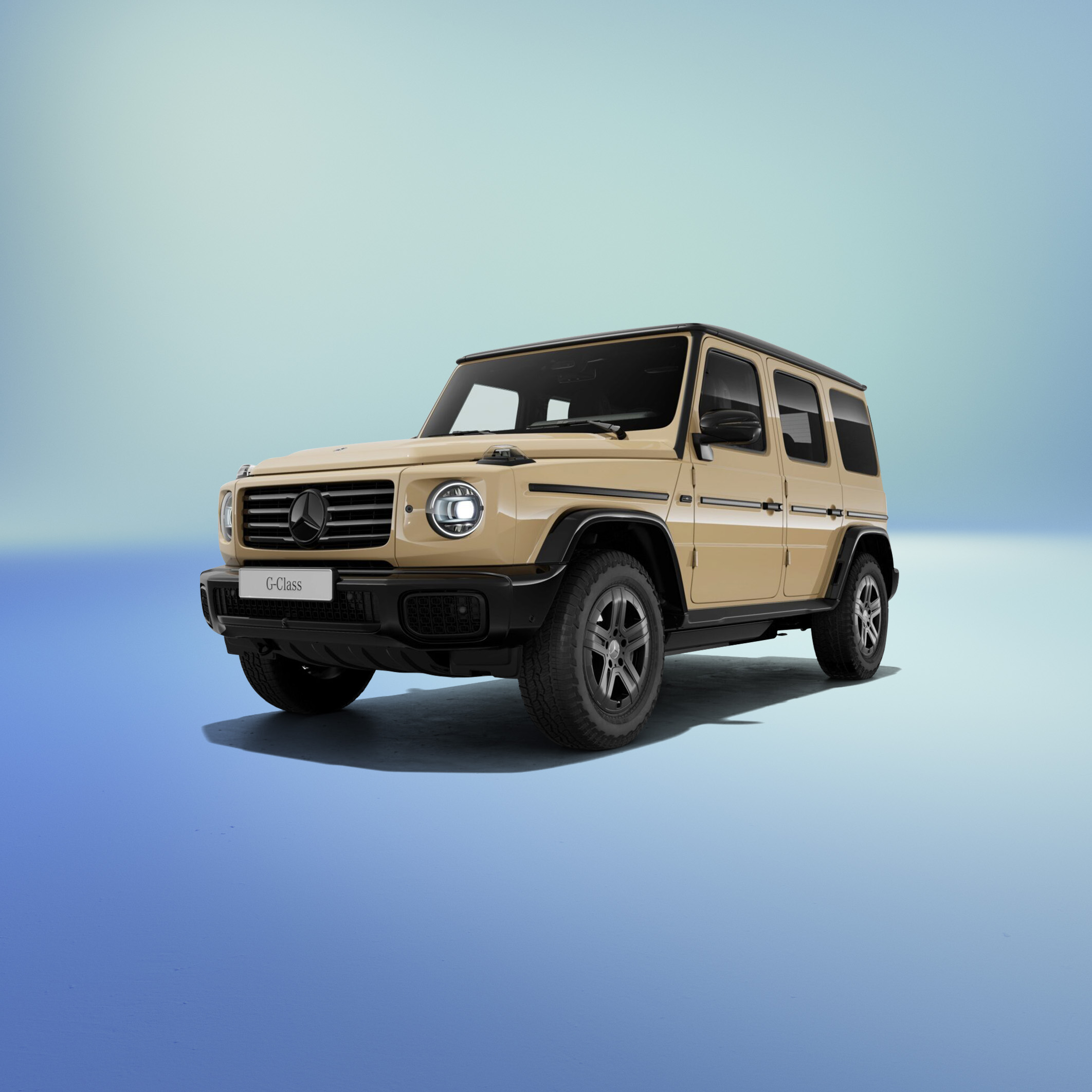 G-Klasse electric | PrivatLeasing | Mercedes-Benz Finans Karrygul G-Klasse electric på lilla baggrund set skråt forfra